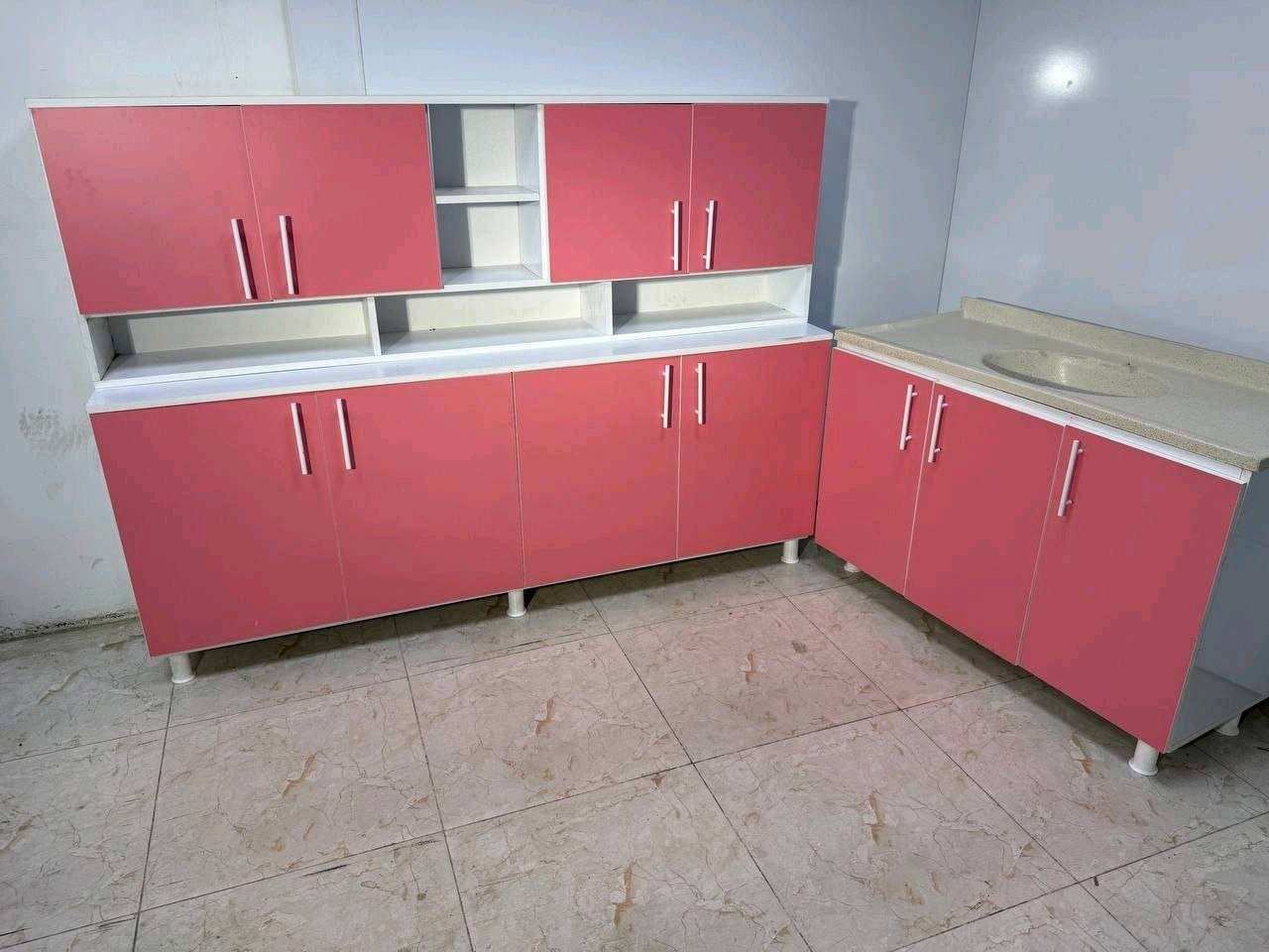 أنا عارض مجموعة من الكاونترات للمطابخ، متوفرة بألوان ونقوش متنوعة تناسب كل الأذواق. التصميم عصري ويضفي مظهر حديث لأي مطبخ. مصنوع من مواد عالية الجودة لتضمن المتانة وسهولة التنظيف.