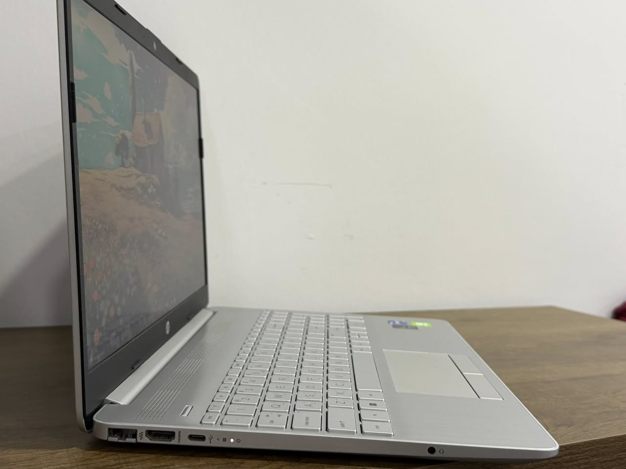 السلام عليكم

للبيع لابتوب HP Laptop 15-dw، الجهاز شبه جديد واستخدامه قليل جداً (البطارية بكامل كفاءتها كما موضح في تقرير البطارية المرفق). مناسب جداً ، برامج الهندسة، المونتاج، والدراسة بفضل المعالج القوي وكرت الشاشة المنفصل.

مواصفات الجهاز:
Intel Core i5 (جيل (12))
كرت شاشة خارجي Nvidia MX550 2gb
كرت شاشة داخلي Intel Iris Xe 8gb
الرام 16gb DDR4
التخزين 512Gb SSD NVMe 
الشاشة 15.6 FHD
Windows 11 Pro 
بطارية الجهاز ممتازة وتقرير الفحص مرفق بالصور
شاحنتها الاصلية وياها

اللابتوب استخدامي الشخصي اخذتها جديدة على ايدي

السعر 650 ألف 

للتواصل :*********** Whatsapp

مكاني :كربلاء-طويريج
