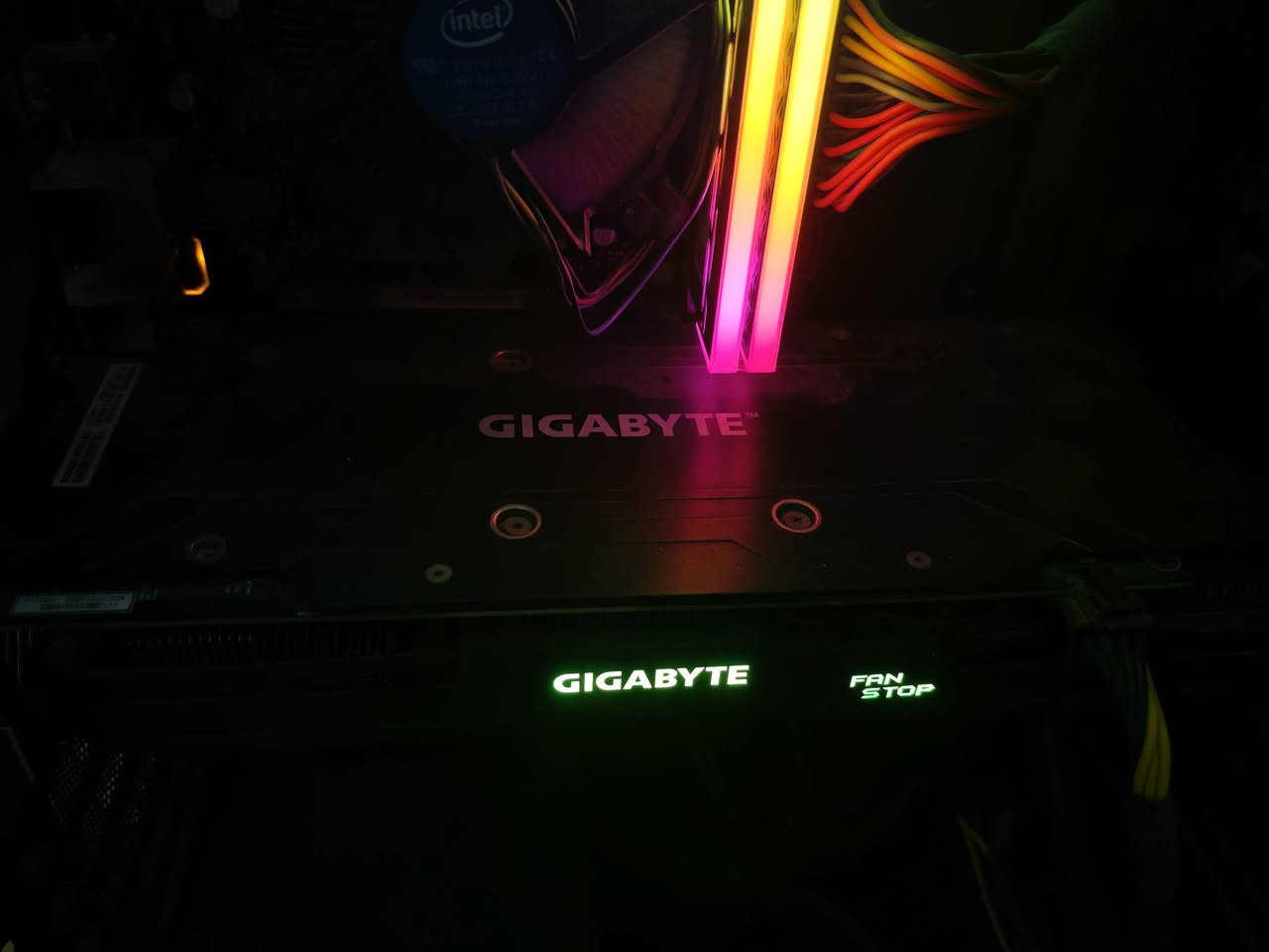 سلام عليكم
PC حاسبة للبيع

Core i3 9100
GTX 1060 3GB
RAM 16GB 3600HZ
1-SSD 120GB
2-hard 512GB
Game max 3 fans cause 
Asus PRIME H310M-E R2.0 ( motherbord)
كرت  wifi و bluetooth  اسمه Ax5400 مشتريه ومركبه على اللوحة الام يعني ماتحتاج كيبل للانترنت. 

السعر 390 الف للكيس مع
كيبورد وماوس

ويوجد شاشة مع سبيكر 115 الف

النجف الأشرف حي المهندسين ***********
