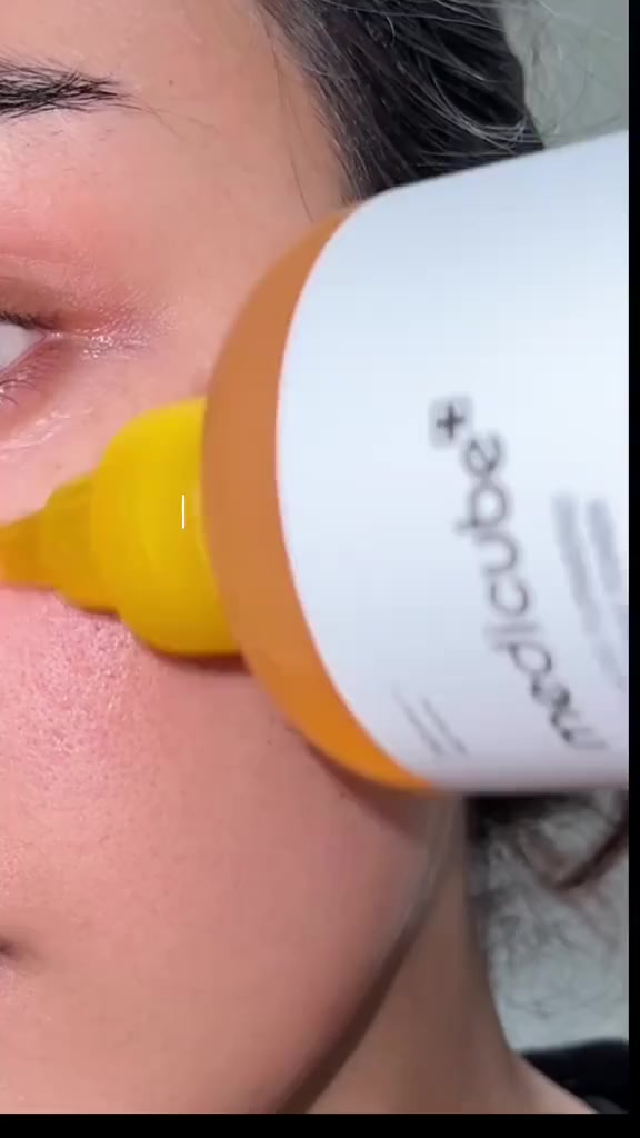 ✨تونر Medicube Kojic Acid Turmeric Resurfacing Toner هو منتج للعناية بالبشرة مصمم للمساعدة في توحيد لون البشرة، تقليل البقع الداكنة، وتحسين ملمس البشرة. يجمع هذا التونر المقشر بين مكونات فعالة لتقديم نتائج واضحة.

✅ المكونات :-
✔️حمض الكوجيك والكركم: يعمل الثنائي الغني بمضادات الأكسدة على تفتيح البقع الداكنة والتصبغات الناتجة عن حب الشباب أو أضرار أشعة الشمس، مما يعزز لون بشرة أكثر إشراقاً وتوحيداً.
✔️النياسيناميد (فيتامين B3): يساعد على تحسين ملمس البشرة غير المتكافئ، تضييق المسام، وتعزيز إشراقة البشرة.
✔️حمض الجليكوليك (AHA): يقشر خلايا الجلد الميتة بلطف، مما يجعل البشرة أكثر نعومة ونقاءً.
✔️8 أنواع من حمض الهيالورونيك والسيراميد والبانثينول: توفر ترطيباً عميقاً لمواجهة أي جفاف قد يسببه التقشير، مما يحافظ على راحة البشرة ونعومتها. 
✔️للوجه والجسم: يمكن استخدام هذا التونر على الوجه ومناطق الجسم الأخرى المعرضة للاسمرار أو الاحتكاك مثل تحت الإبطين والمرفقين والركبتين.
✔️ يمتاز بتركيبة خفيفة سريعة الامتصاص دون ترك بقايا لزجة.
#الاصلي المنشأ كوريا 🇰🇷💯
السعر 15الاف
🚘 يوجد خدمة توصيل لجميع محافظات العراق ٤ الاف 🚘#العراق #بغداد #مواهب #حياتنا #ضحك #صور #ستايل #فاشن #جمال
#like4like #follow4follow #comment4comment #instadaily #igers #instafollow #tagforlikes#instagood #viral #explorepage #trending #fyp #reels #reelsinstagram 
#likeforlike #followforfollow #instadaily #بغداد #اكسبلور #ترند #متابعين #لايكات


**إذا كنت صاحب هذا الإعلان وتريد حذفه لأي سبب، رجاءا أرسل رسالة إلى الدعم الفني**