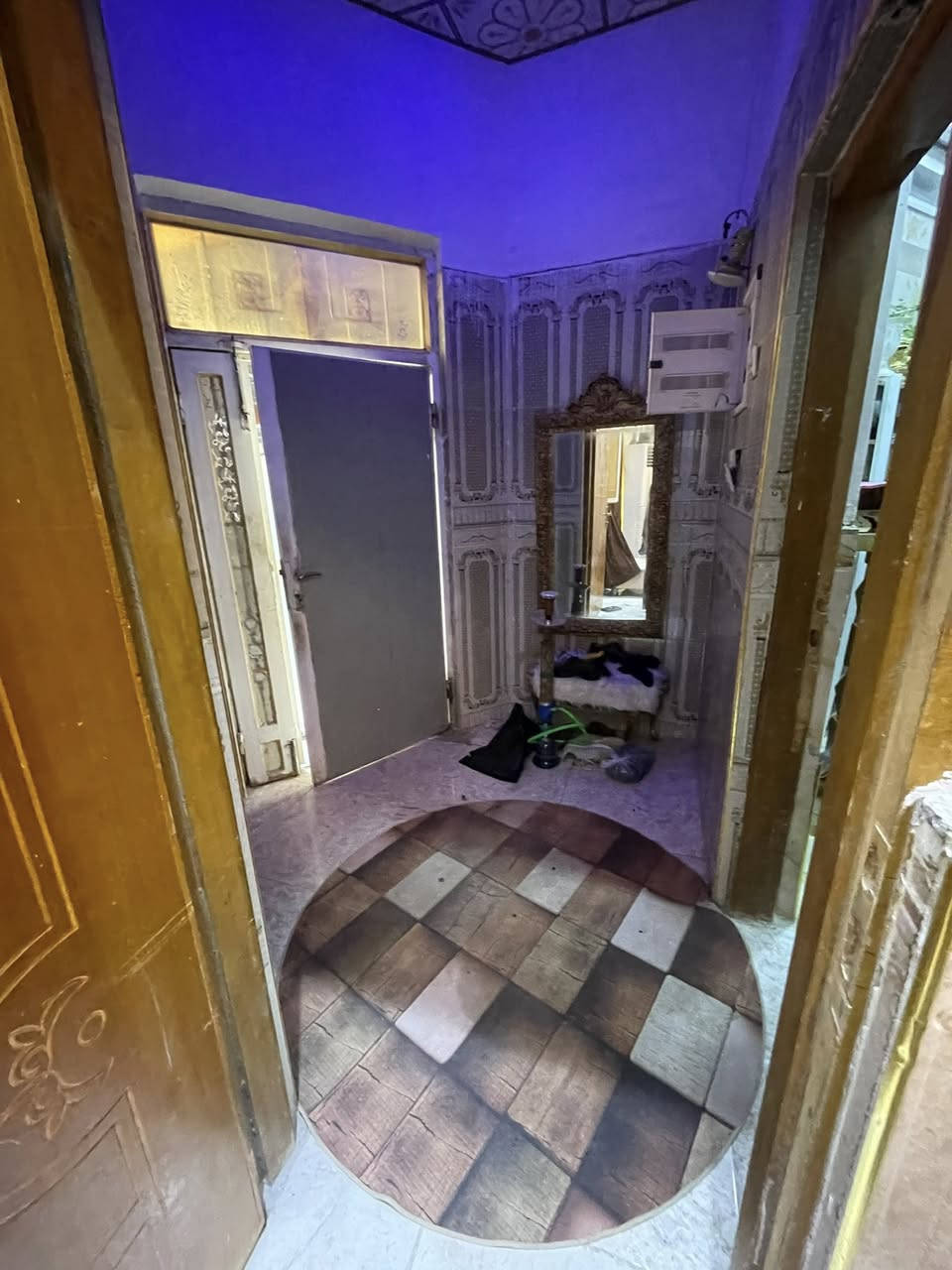 بيت زراعي قرب النادي الرياضي ثاني شارع بعد الامزون مساحه 300مساحه البناء 175 
غرف عدد2 /5في4
مطبخ/5في 4
موزع/4في3
هول/4في3
ديوانيه/7في4
كراج12
بناء حديث وهيكل طابق ثاني نفس الجوه السعر73بي مجال
***********
البصره خور الزبير
