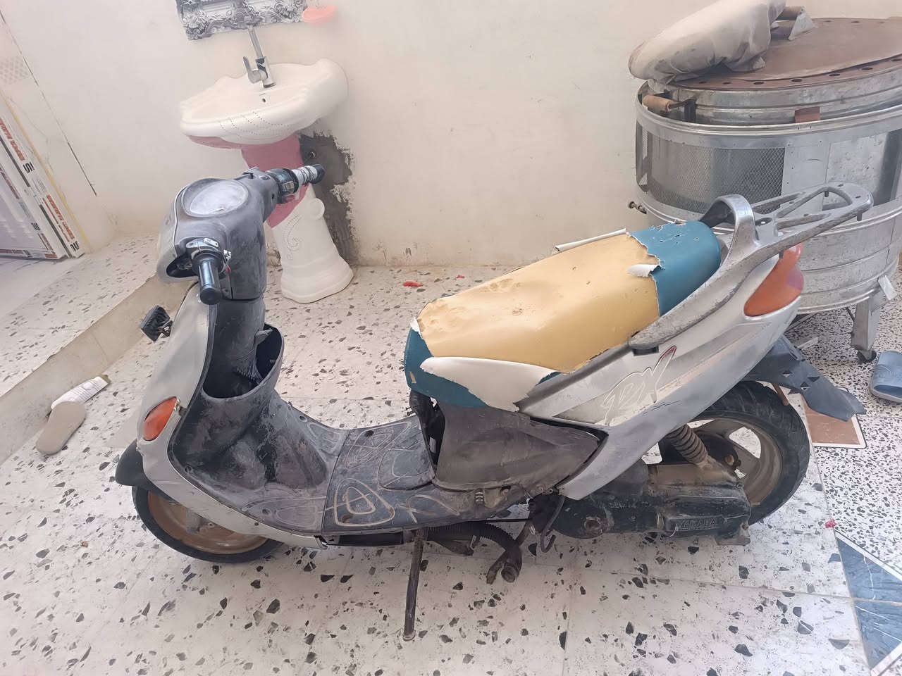 السلام عليكم دراجه اكزز للبيع السعر 150
شغاله بس نقصها بريك وراس بلك وعرموطة هندر وسويجها ضاع لان متروكه صارلها شهرين تلاثه هيج شي 
للاتصال واتساب فقط غير موجود على الشريحه ***********
