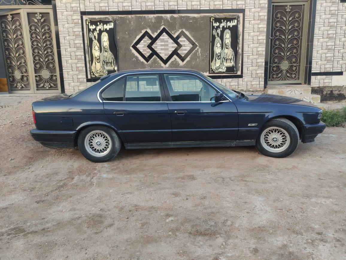 525 موديل 1991 .. كير ومكينه شرط كشنات كهربائيه سلايد تخم تاير مصبوغة صبغ عام تبريد دفع الفان  ضعيف السيارة بدون حادث دحجه بسيطة مبينه بالصور بالجاملغ الكدام جهة الراكب وبيها مجال للشراي للتواصل ***********
