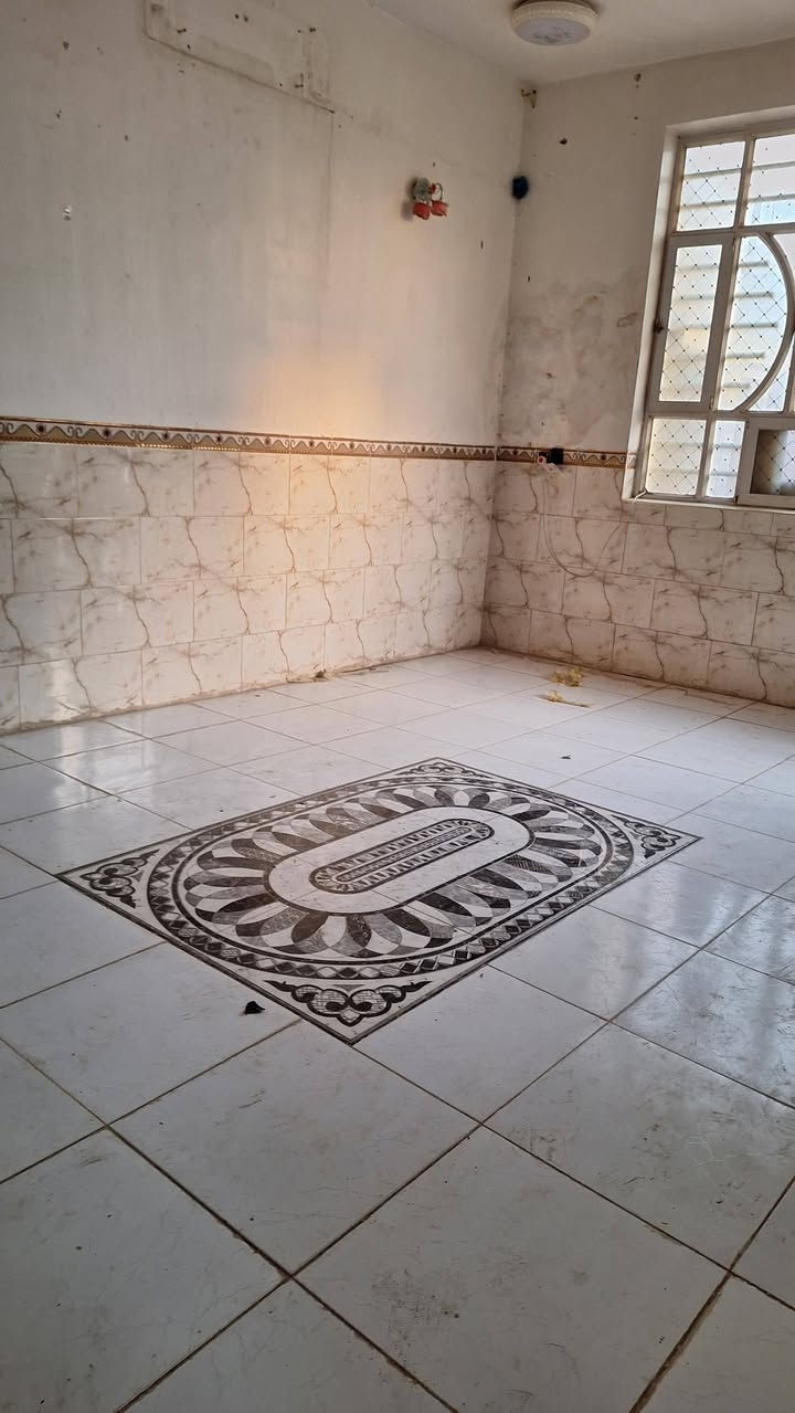 بيت للايجار ابي غرق حي الحسين 
قرب شارع العام طابقين 
يتكون من ٣ غرف نوم وصاله ومطبخ واستقبال وصحيات داخليه وخارجيه للاستفسار 
*********** واتساب
