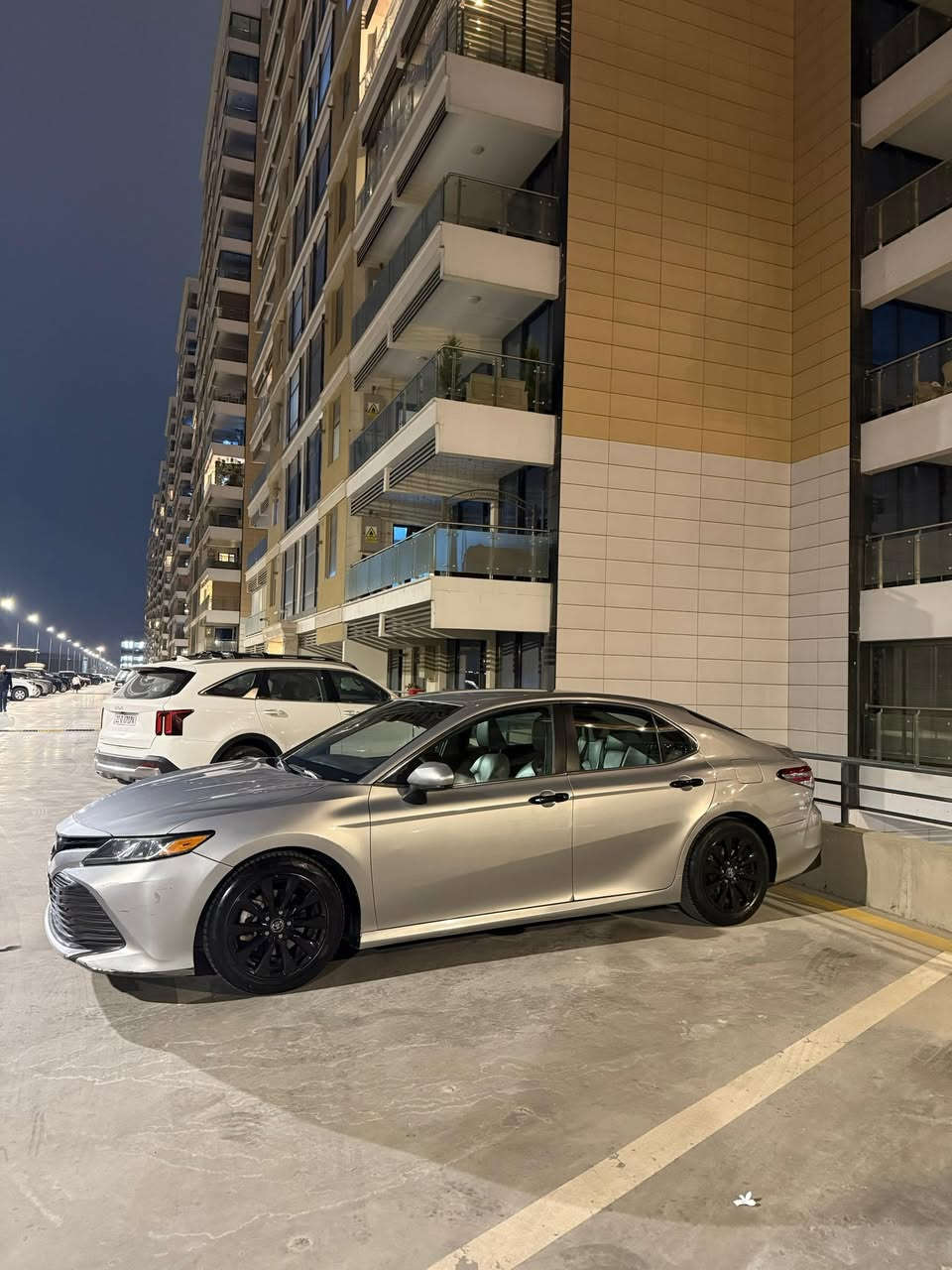 🚗 للبيع كامري 2018 LE وارد أمريكي
✔️ محرك 4 سلندر 2.5 لتر  
✔️ قير أوتوماتيك 8 سرعات  
✔️ دفع أمامي  
✔️ 10 ايربك + رادار + مثبت سرعة  
✔️ نظام مانع انزلاق والمحافظة على المسار  
كير محرك تبريد مكفول 
الضرر قطعة واحدة/جاملغ خلفي صبغ

المواصفات:  
🔹 شاشة وسطية  
🔹 كاميرا خلفية  
🔹 بلوتوث وتحكم من الستيرن  
🔹 جامات كهرباء  
🔹 مكيف أوتوماتيك  
🔹 إنارة أمامية LED  

📍 الممشى: 138 ألف كم  
💰 السعر: 16,200 دولار  

السيارة نظيفة وجاهزة للاستخدام.  
للاستفسار
العنوان بغداد/حي الخضراء 
للاتصال ***********
