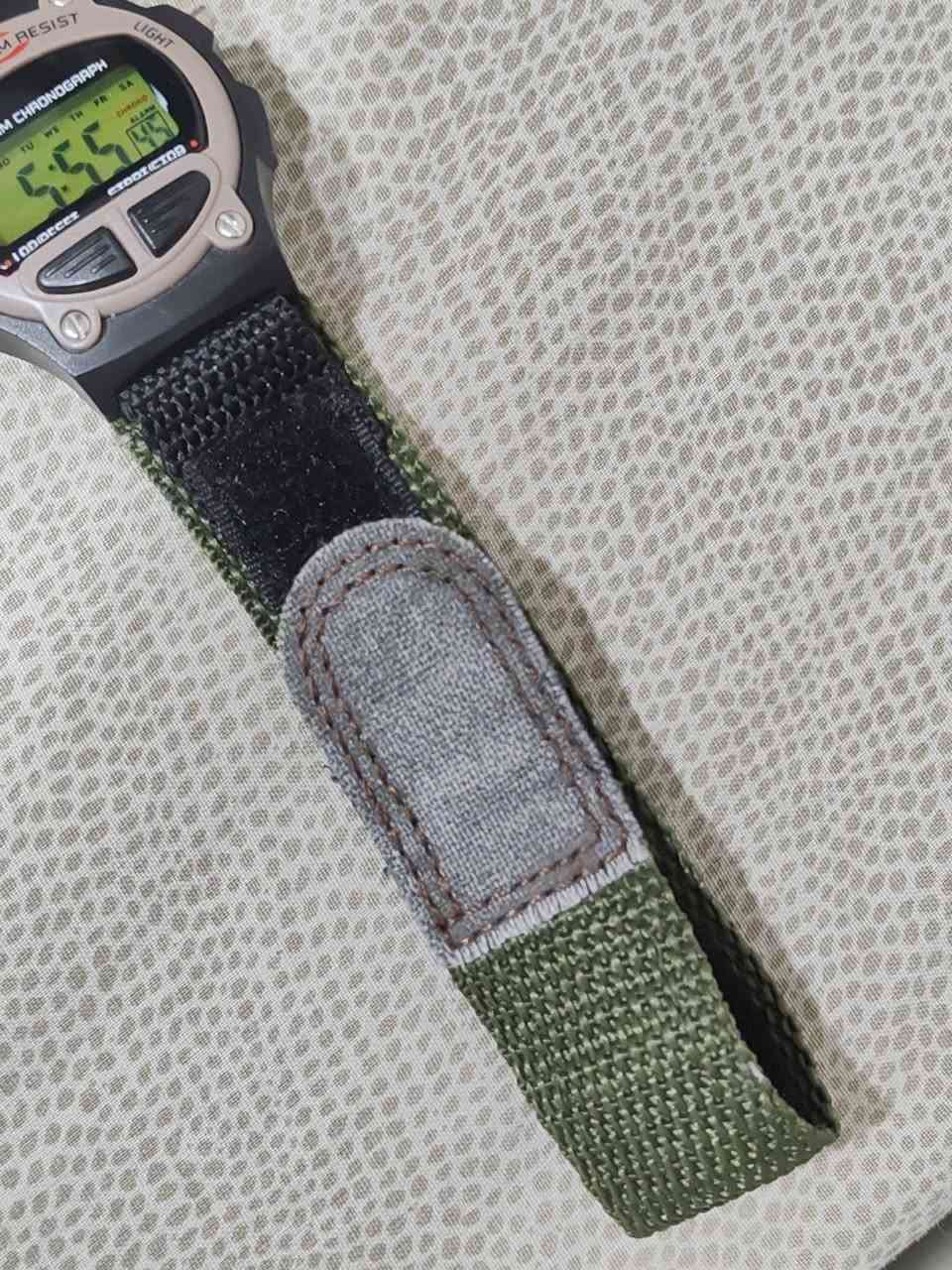 ساعة أصلية النظافة واضحة بالصور
النوع: ساعة رقمية رياضية (Digital Watch)
الحركة: كوارتز رقمي (Quartz Digital Movement)
الشاشة: شاشة LCD رقمية واضحة
مقاومة الماء: 50M Water Resist
المزايا:
منبه (Alarm)
كرونوغراف / ستوب ووتش (Stopwatch)
عرض اليوم والتاريخ
توقيت 12 / 24 ساعة
إضاءة ليلية (Light)
تسجيل لفة التوقيت (Lap)
السعر ٤٠ الف موجود مكاني بغداد و موجود توصيل


**إذا كنت صاحب هذا الإعلان وتريد حذفه لأي سبب، رجاءا أرسل رسالة إلى الدعم الفني**