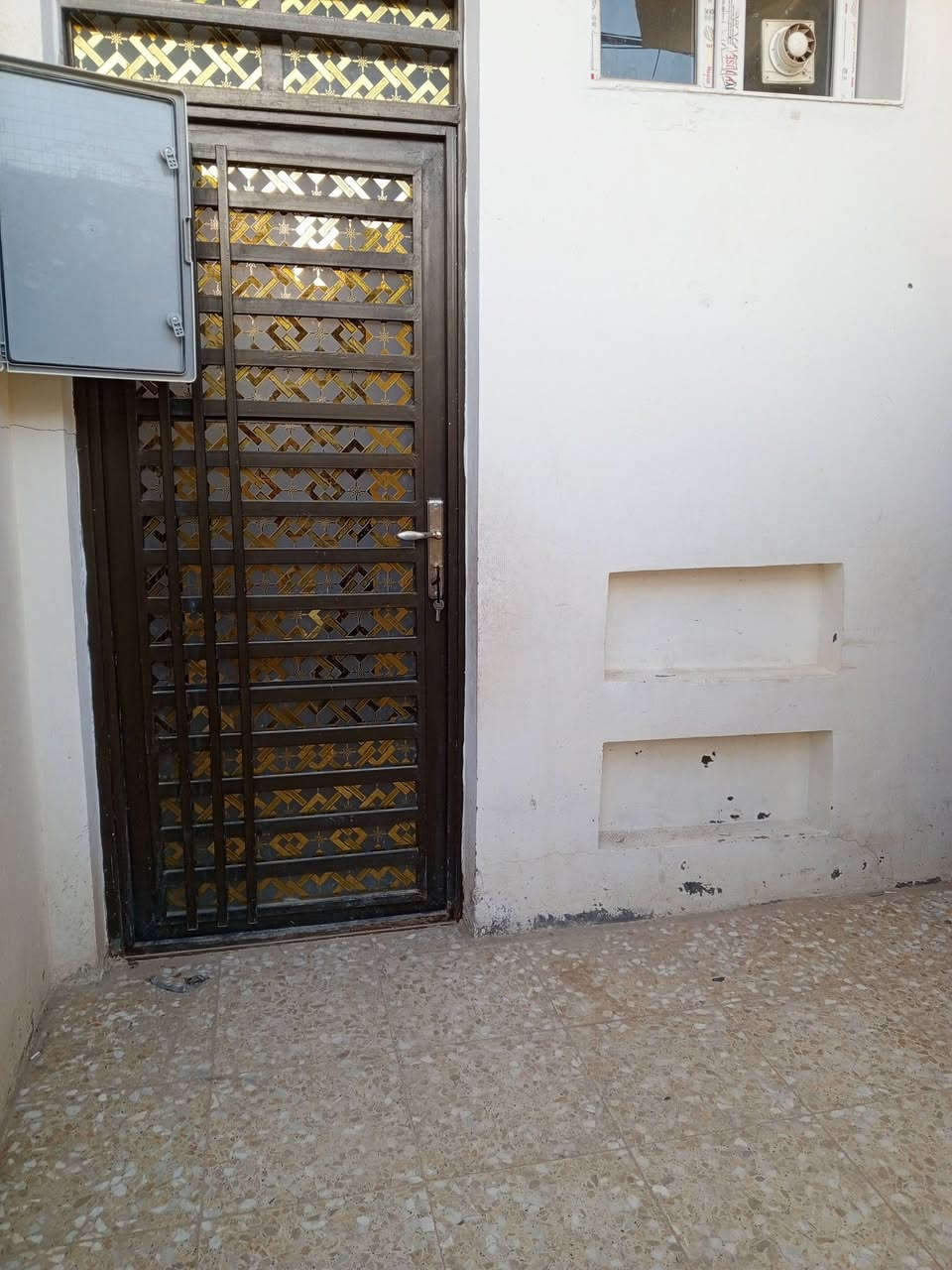 اللهم صلي على محمد وال محمد دار للبيع النجف الاشرف شارع المطار القديم مقابل اسواق بابا اشتريلي موقع جدا جدا رائع مع كافة الخدمات المساحه 100متر بناء طابوق صب كونكريت يحتوي على غرفه وصاله ومطبخ واستقبال وحمام داخل وخارج كاشي سيراميك بناء درجه اولى السعر 45مع المجال طابو زراعي 25 مشمول بل تمليك للاستفسار الاتصال او المراسله ***********
