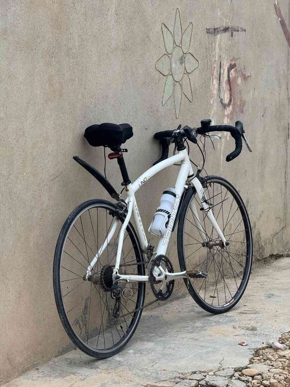 السلام عليكم   السعر 150 وبي مجال قليل
البايسكل للبيع مايحتاج اشرح كلشي كدام العين مرتب ونضيف بس ما مغسول بي عداد سرعه وبك لايت ولايات امامي ومطاره بايسكل مايعوزه كلشي ربع ما تصرف علي البايسكل المنيوم كله موجود خاص وموجود رقم *********** توصيل محافضات موجود مكاني موصل 🤍
