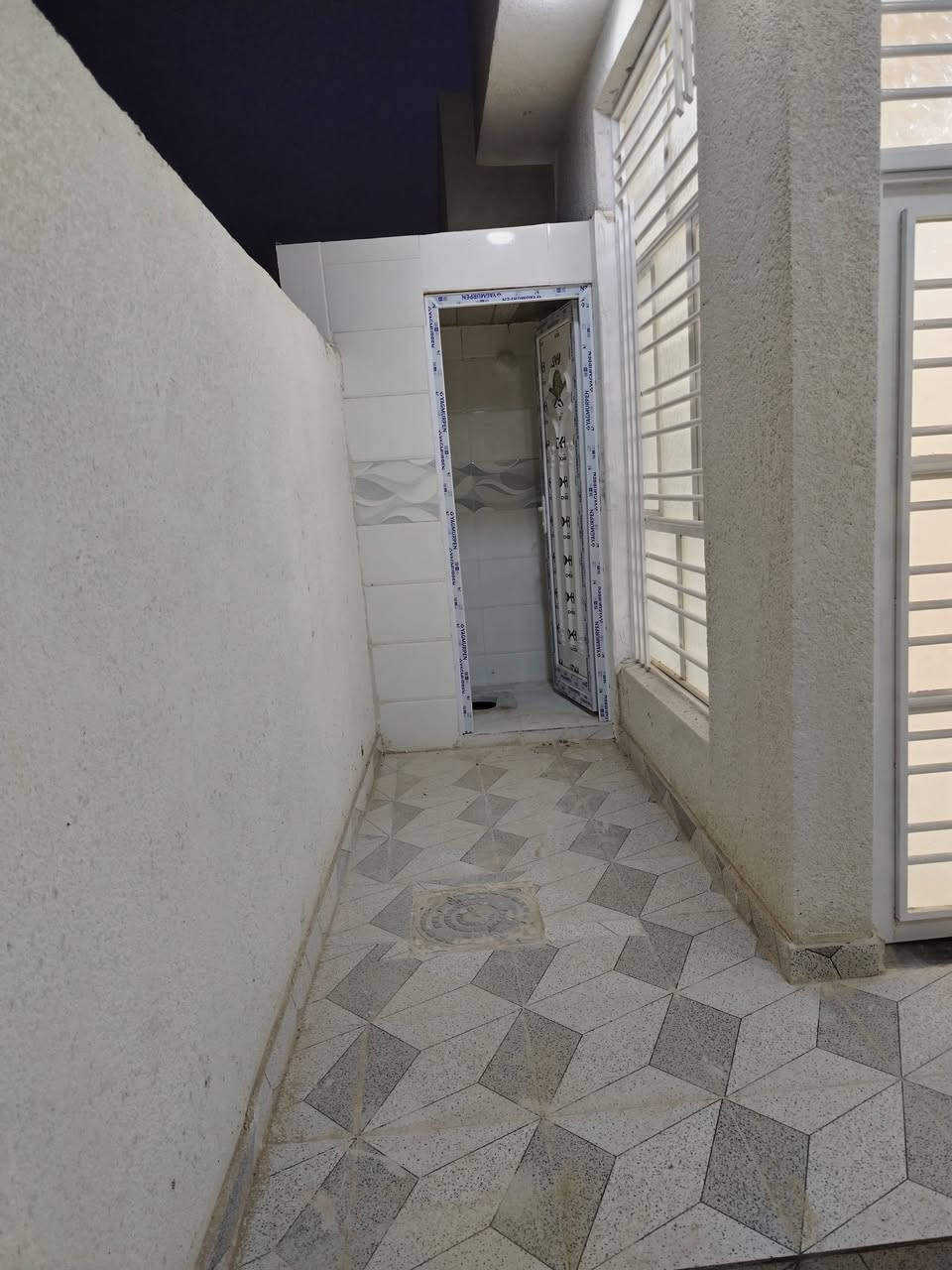 مشتملات للبيع المساحه ١٠٠ متر مربع قريبات عله شارع العام بعد ٣٠ متر عن شارع في منطقه البيضاء الكارظيه
مابيه اي نقص من كيزار
مغاسل وخزان ماي وخزان ماطور ماي كل شغله تسكام من حديد من باب خشب فول شغله كامل مكمل مغسول وجاهز لمشتري للمعلومة ما مسكون جديد بناء2026
رقم هاتف ***********
رقم هاتف***********
