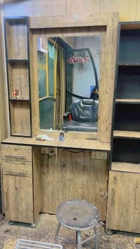 اميوزه مال حلاقه هيه الرفوف عدد 2 للبيع المكان بغداد استفسار اتصل علي ...