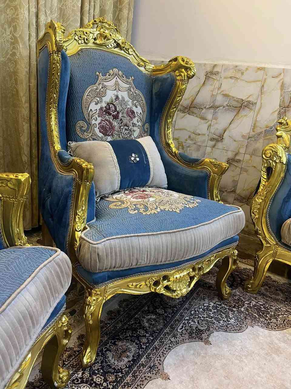 تخم مصري عشر مقاعد مصري نظيف جداً مع ثلاث طبلات مرمر مكانه المنصور السعر ***********
