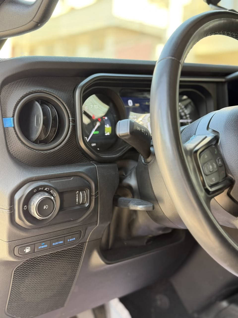 السلام عليكم 
جيب رانكلر (روبيكون ) 4Xe
موديل ٢٠٢٤ 
السعر ٢٦٥ $
السياره ٣ محركات 
هجين وكهرباء ومكينه ٢٠٠٠ توربو 

فول مواصفات ومواصفات الروبيةون معروف 
حادث السياره خلفي 
الداخل الجديد ذات الشاشه الكبيره 
رقم بغداد تحويل ثاني يوم 
عوان السياره بغداد الجادريه 
***********
