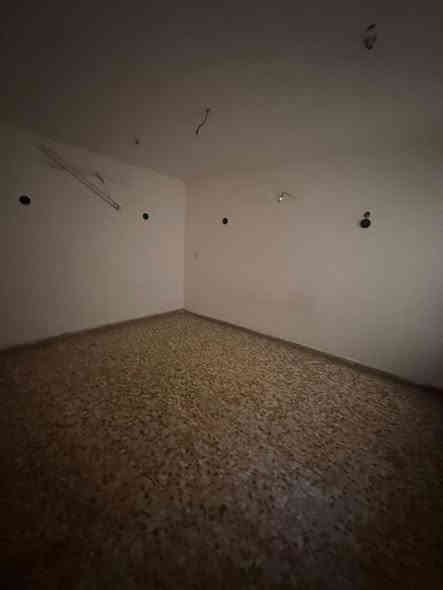 شقة طابق اول. 
مساحة 150 م
2 غرف نوم 
وخدمات صحيه
حولي ومطبخ 
العنوان شقة شارع النخل 
الاستفسار ***********
