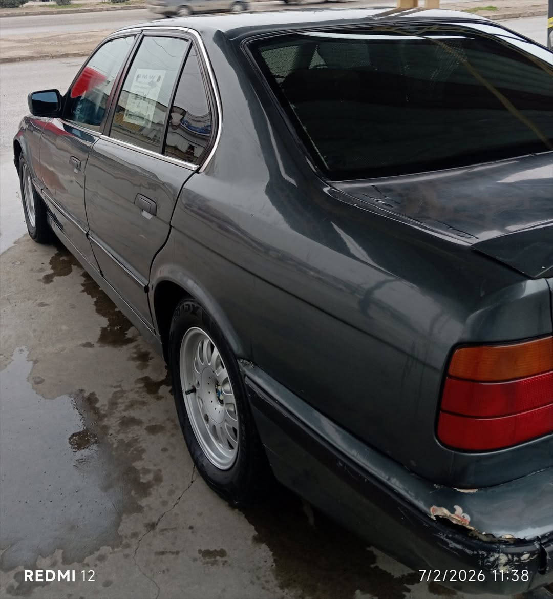 بي ام ٥٢٥ موديل ١٩٩١
مصبوغة عام محرك ٦ فل تبريد كير عادي مكينة وكير شرط سنوية جديدة كوبون بانزين بيها 
السعر ٣٨ وبيها مجال 
***********
***********
