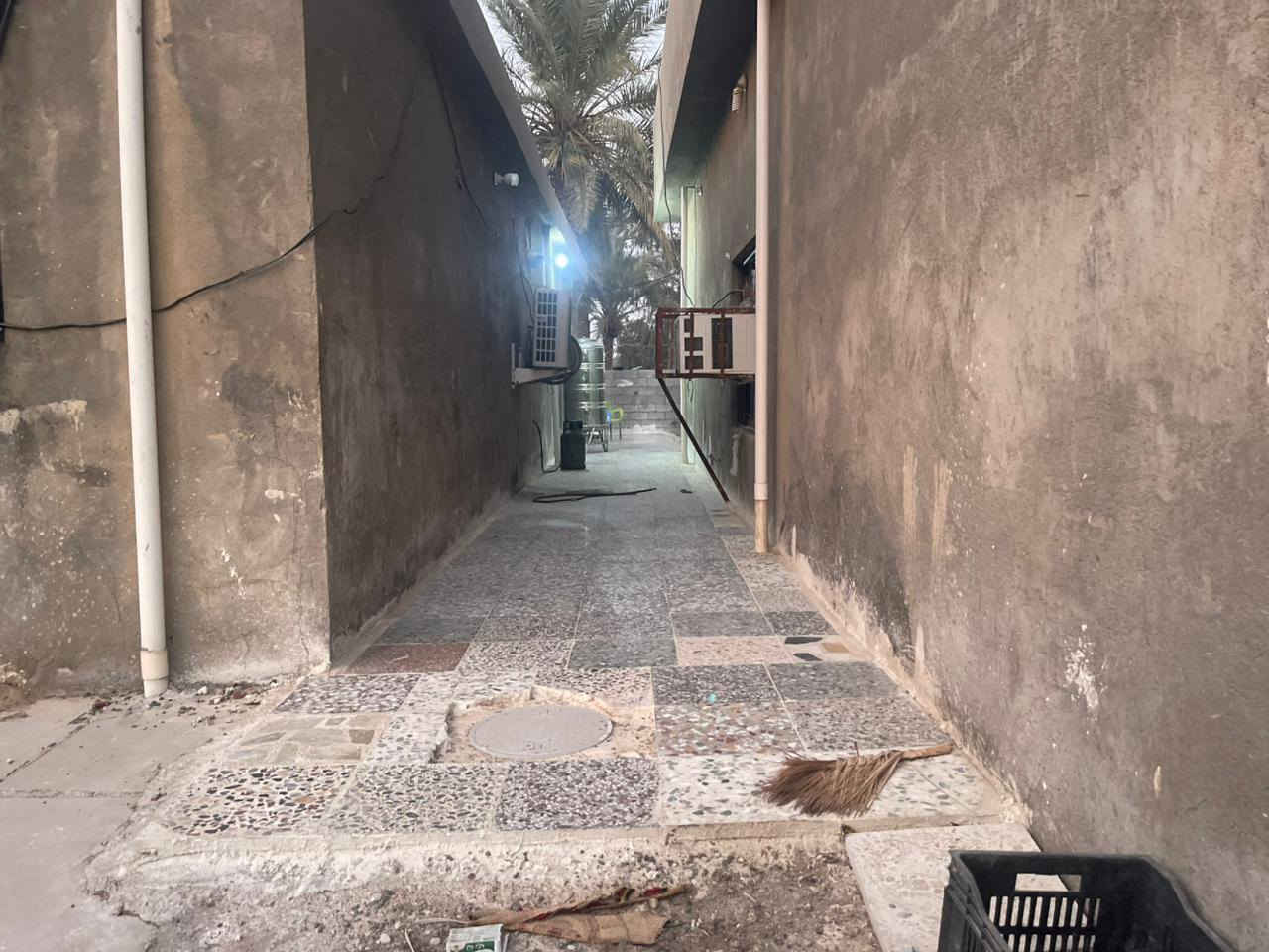 ارض زراعية مع منزلين بناء حديث للبيع 
مساحة الأرض ٤ دونم 
مساحة البيت الاول ٢٨٠ متر يحتوى على ٤ غرف ومضيف كبير واستقبال ومطبخ وخدمات كاملة بناء حديث مع حديقة خارجية فواكه وحمضيات واجود انواع النخيل بمساحة٥٠٠ متر وكراج سيارات 
والبيت الثاني ١٩٠ متر يحتوي على ٢ غرف كبار ومضيف كبير وصالة ومطبخ وخدمات وحديقة خلفية تحتوي على أشجار وحمضيات 
البيوت بناء حديث ومسيجة بالكامل 
خدمات كاملة تبيلط +ماء رئيسي +كهرباء محولة قريبة كلش
بالإضافة إلى ماء نهر ونهاية الأرض مطله على بزل رئيسي 
ارض خصبة وصالحة للزراعة  
📍الموقع : اليوسفية قرية بئر الحمام/ الشارع الثالث 

للاستفسار الاتصال بالرقم ***********
او الاستفسار على الواتساب ***********
