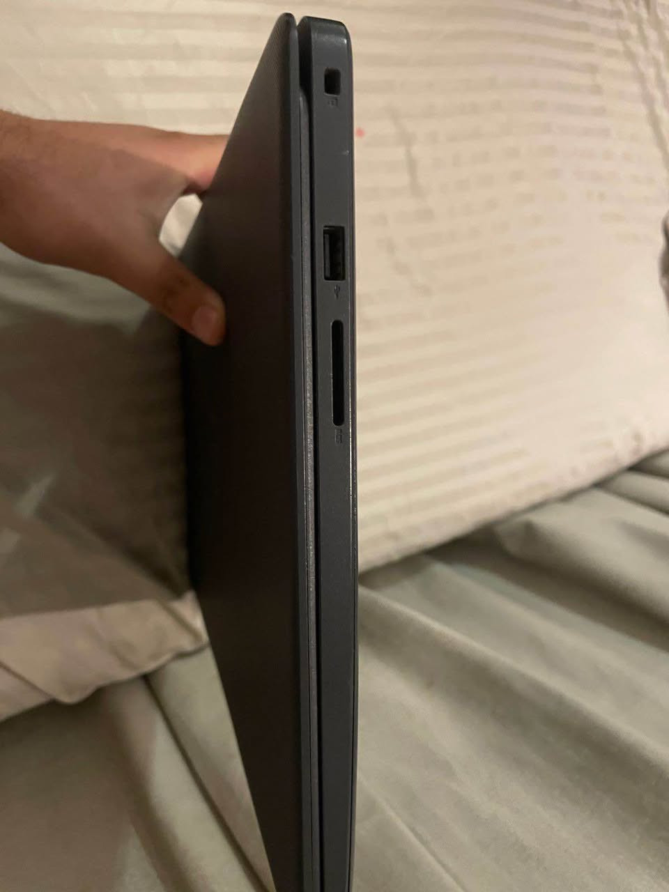 العنوان: لابتوب Dell Vostro 3501 (الجيل العاشر) - مناسب للعمل والدراسة
نص الإعلان:
للبيع لابتوب Dell Vostro 3501 بحالة عملية ومستقرة، مناسب جداً للطلاب والمهام المكتبية.
المواصفات التقنية:
 المعالج: Intel Core i3-1005G1 (الجيل العاشر).
 الذاكرة العشوائية (RAM): 4GB.
 التخزين: 256GB SSD لسرعة تشغيل النظام.
 نظام التشغيل: Windows 10 Home (أصلي).
 لوحة المفاتيح: كاملة مع أرقام جانبية لسهولة إدخال البيانات.
ملاحظات حول حالة الجهاز:
 الشاشة: يوجد بعض البقع السطحية على الشاشة، وهي لا تؤثر على جودة الرؤية أو الاستخدام اليومي.
 منفذ الشحن: منفذ الشحن يحتاج إلى صيانة بسيطة، ومع ذلك، الجهاز يشحن بشكل طبيعي ولا يؤثر هذا الأمر على أداء الجهاز أو استخدامه.
 الملحقات: يأتي مع الشاحن الأصلي.
السعر 220 الف قابل للتفاوض 
الرقم *********** بغداد, العراق
