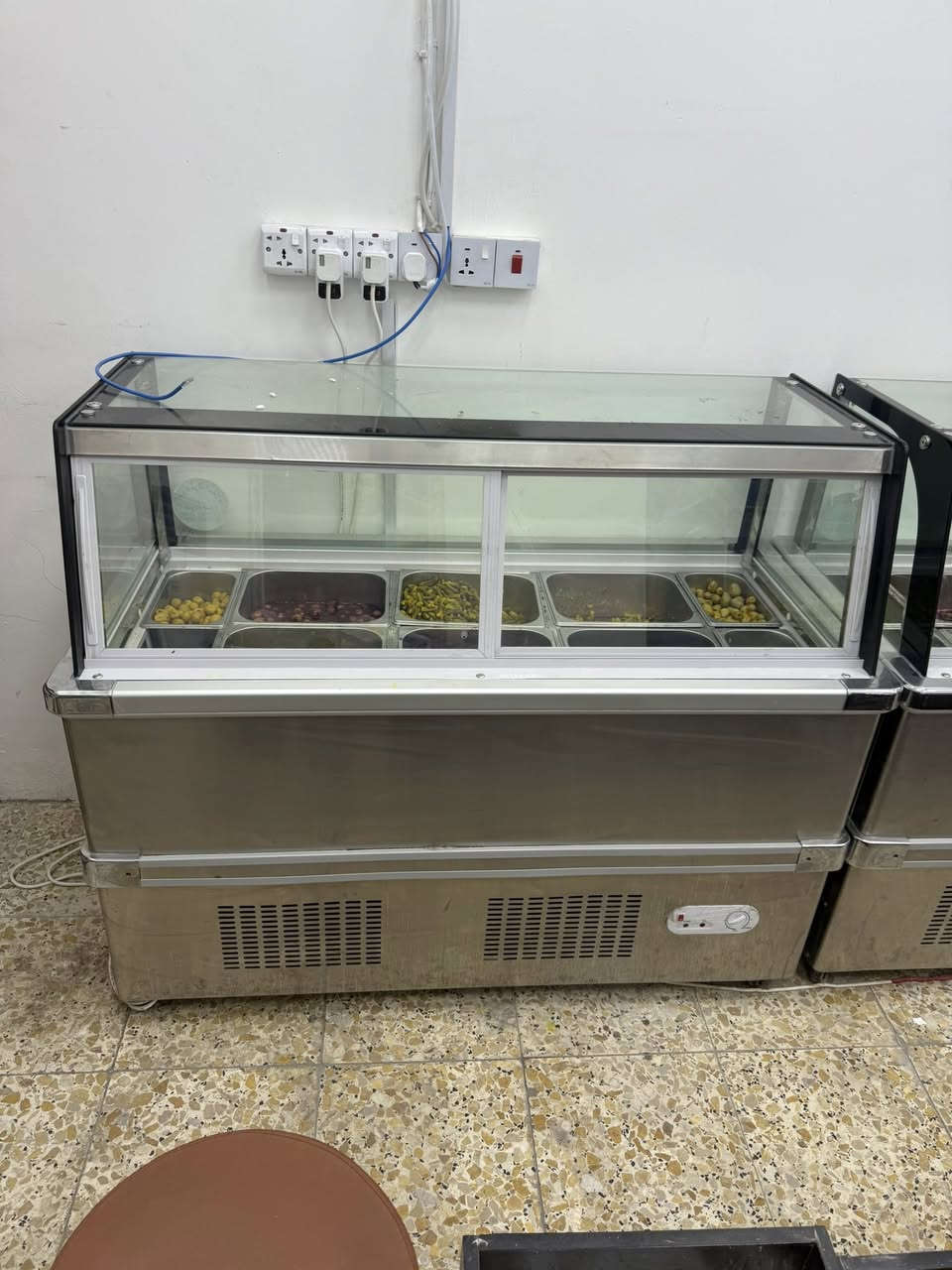 عارضات  تبريد شركة الزان بعدهن جدد ما مستعملات مال طرشي واجبان عدد ثنين الطول متر ونص  والارتفاع متر و ٢٥ سانتيم والعرض ٧٠ سانتيم 

الواحد سعره مليون و ١٠٠ الف قفل 
العنوان بغداد العامرية شارع المضيف
هاتف ***********
