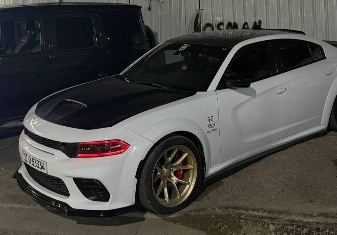 جارجر وايد بدي مكينه 6.4 
فول موصفات  
تو كلر قماره وصندوك وبنيد اسود بلاد 
حادث السياره بوارد فقط بدون حادث شبه كلين السياره
مديل22
تخم تاير 
نوزلات جديده
شوتهafe
كزوز بورله كت كامل
حلوك كارفن
سستم سماعات جيبي ال 
دواخل كاربون 
لويات ودبلات مال هيلكات 
هزه جديده تحويل مباشر 
رقم مميز بغداد 

مكاني ديالى بعقوبه 
***********
ملاحضه الويل مو ويا السياره اكو غيرويل
