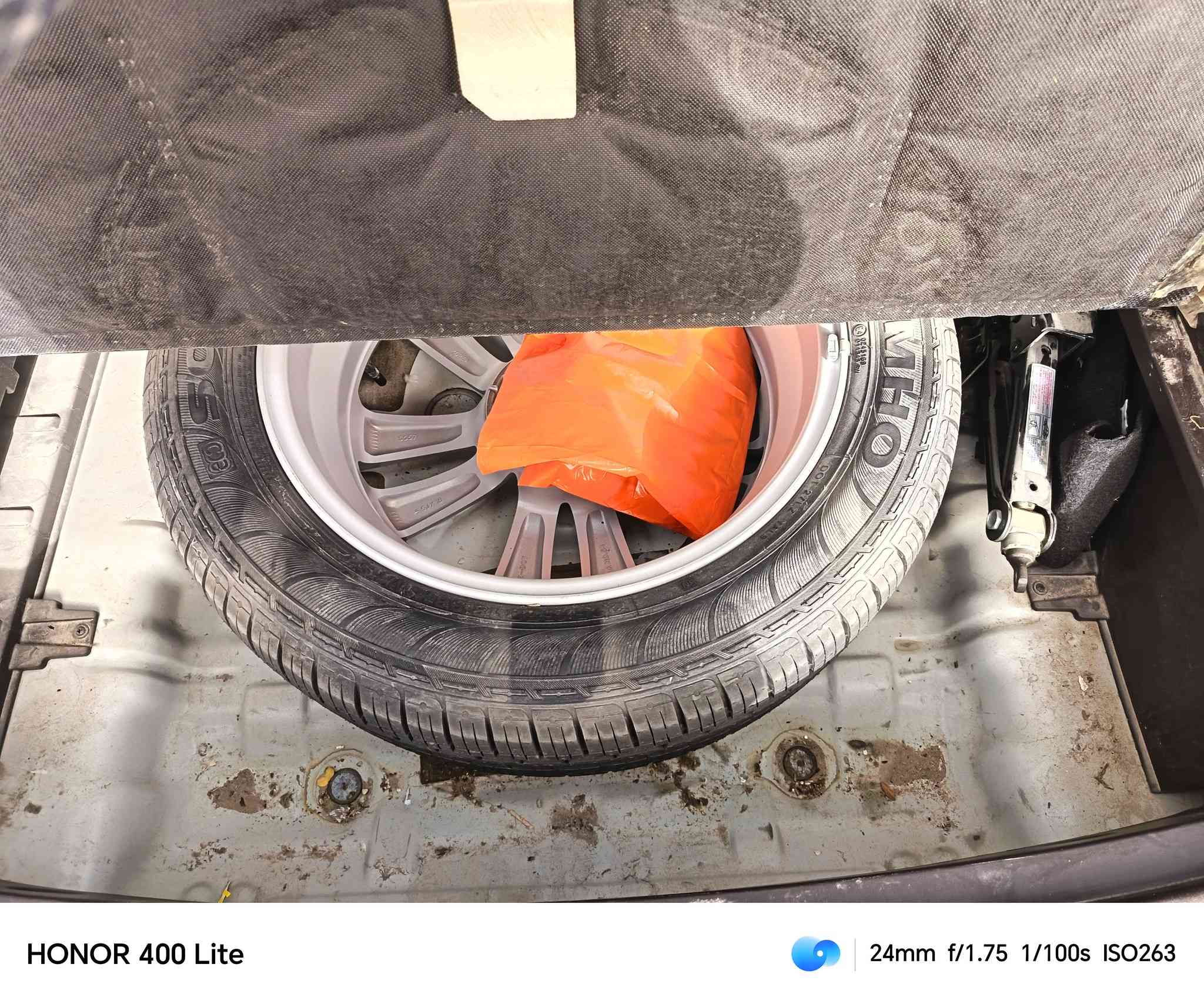 السلام عليكم ورحمة الله وبركاته توسان خليجي موديل ٢٠١٤ ماشيه ١٤١ بيه بارد باب السائق جهه اليمنئ والباقي مكفول كير محرك علئ الوكاله الاسبيرمانازل كتلوكات الشركه بيه سنويه جديده باسمي مانع انزلاق مانع انحدار مواصفات العنوان بغداد المحموديه السعر ١٤٧ وبيه مجال رقم الهاتف واتساب بي ***********
