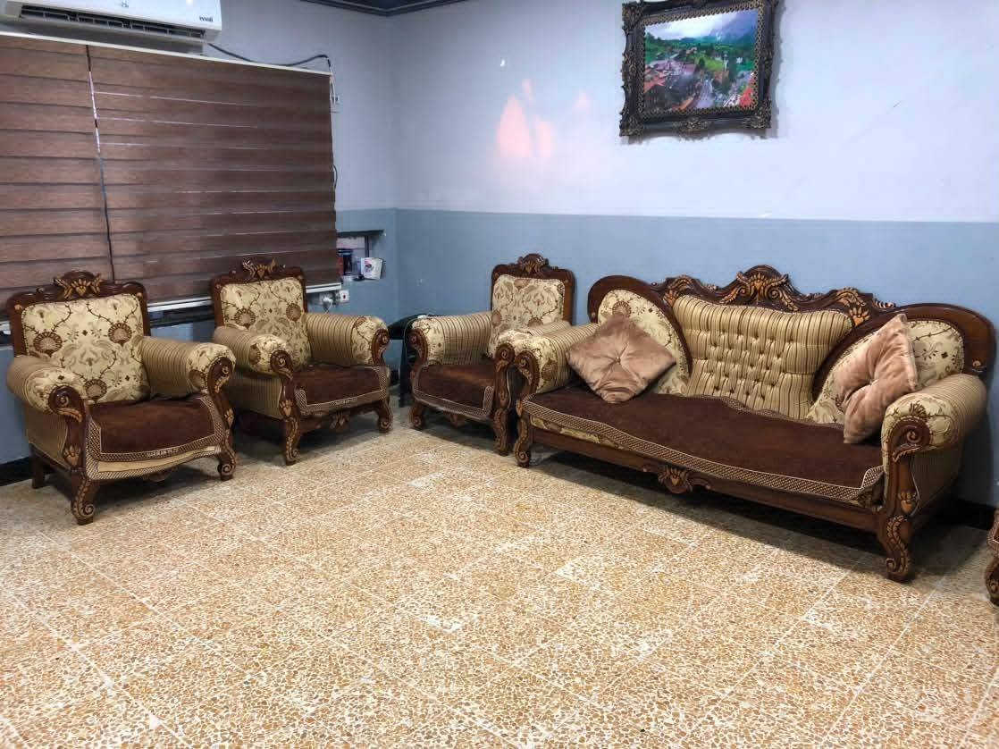 السلام عليكم للبيع قنفات نضافة 100بل 100 تاجات زان وخشب ثقيل 6 مقاعد العنوان موصل جانب الأيمن السعر275 الف وبيها مجال للاستفسار عن ***********
