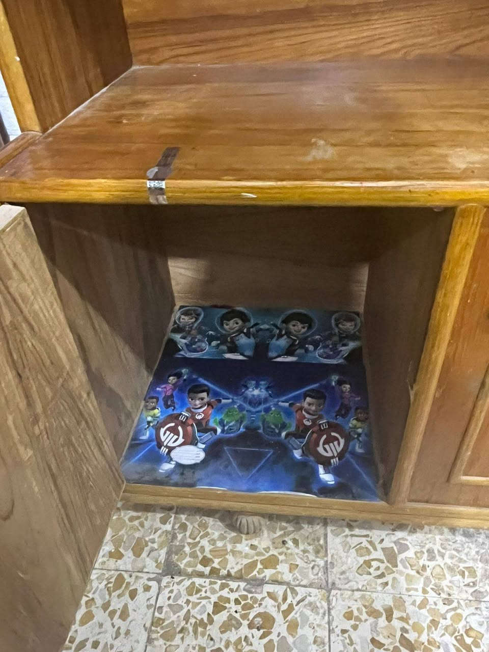 السلام عليكم 
للبيع مكتبه أو معرض نظيفه وخشبها صاج تزگام اصلي 
للاستفسار مازنجر أو ع رقم الهاتف ***********
