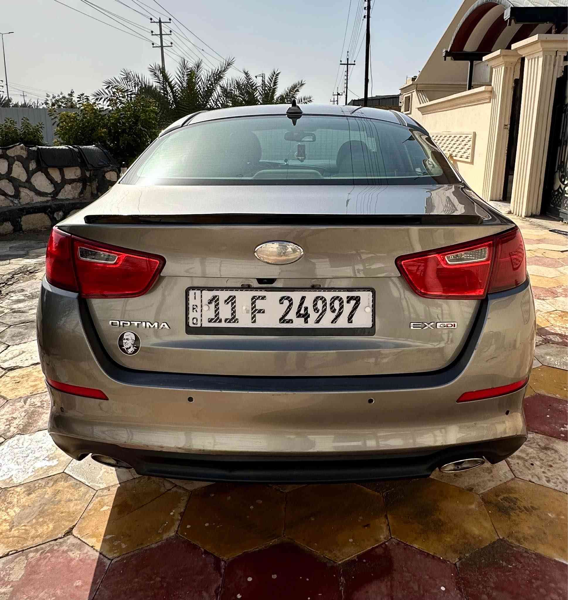 اوبتيما 2015 وراد امريكي فئة EX 
السياره داخله كلين ومكفوله كفاله عامه 
فقط بيها بارد بالهلال بالجاملغ الخلفي والدعاميه الاماميه مبدلها كصه حاويه اصليه اثر حادث بسيط عندي الصوره والدعاميه الخلفيه بيها صبغ اثر شخوط وهم عدي الصور قبلومأشرها بالصور 
السياره جاهزه ماتخسر عليها كلشي كله جديد . كير محرك كهربائيات صدر امام وخلفي جديد باتري جديد تبريد منظومه جديده اصليه مال وكاله تايرات نضيفه دواخلها نظيفه . جانيها صار تقريبا سنتين 

السعر 130 ورقه وبيها مجال بسيط 
العنوان | الديوانيه 
***********
*********** آفاق, القادسية
