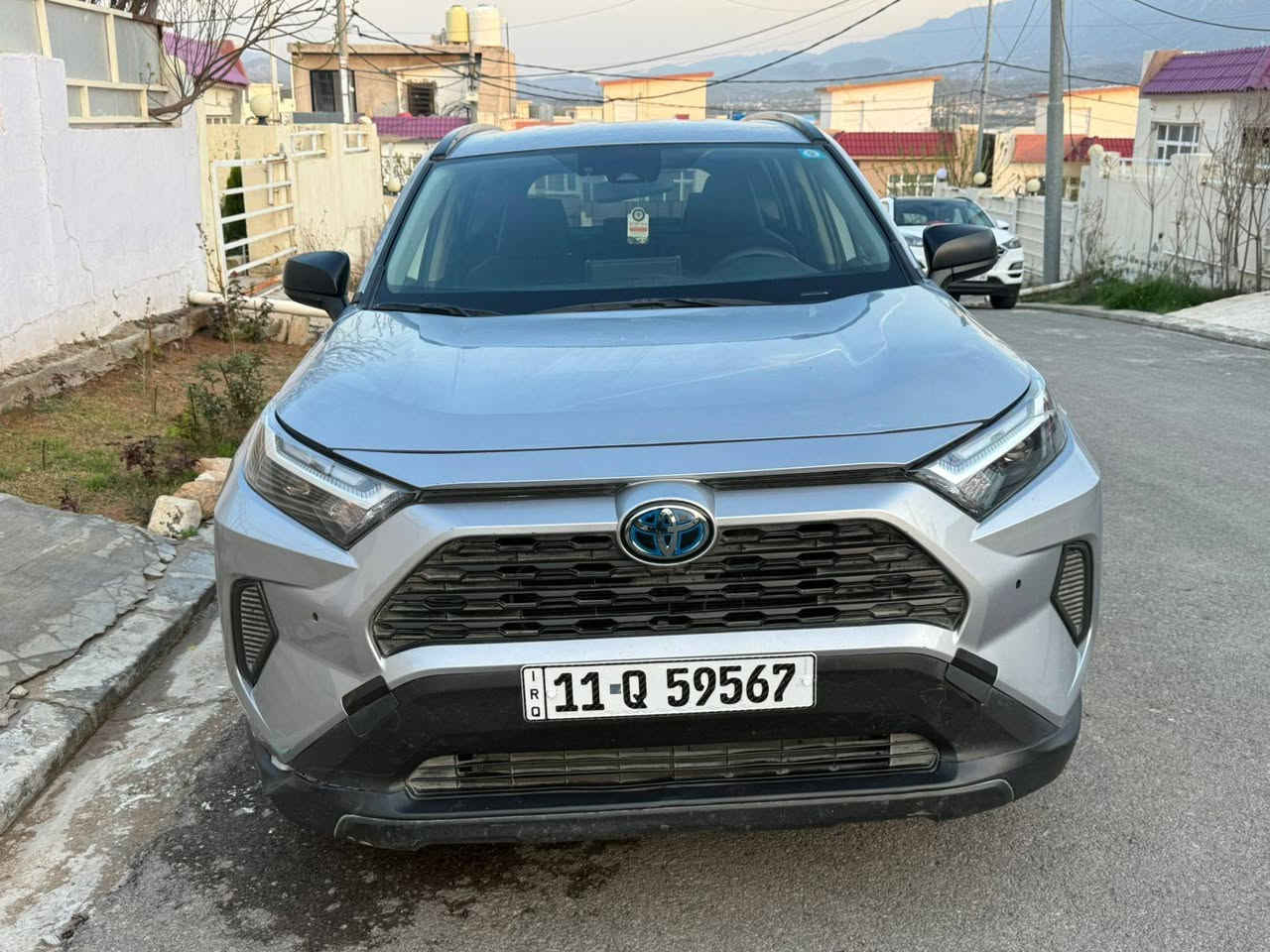 تيوتا راف 4 2023 هايبرد ❗️
1- شاشه كبيرا 
ممشى سياره 88 كيلو وليس ميل 
2- تحكم جهتين 
3- مثبت سرعه
4- رادار 
4- عداد ديجتال 
5- سياره مغلفه بلكامل 
6- قطعتين  تبريد 
7- حساسات امامي وخلفي 
8- ابل كار بلي + اندرويد اوتو 
9- مداخل تايب سي 
10- برده خلفيه 
11- مانع انزلاق 
12- نضام تعليق اي بي اس 
سياره هواي بع بيها امور ممذكوره 
كامله مكمله ضربتها صطحيه مصبوغه نص باب السايق ونص باب راكب و يم رقم من خلف  في قبغ جنطه على كد التصليح الصبغ مرفوق صور الضربه وصور تصليح يوضح 
مكاني بغداد الغزاليه او كراده 
***********
