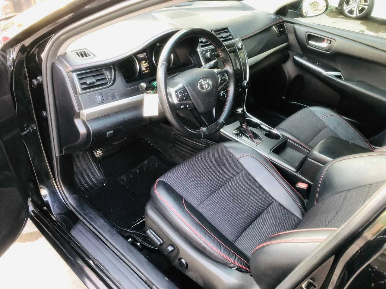 � للبيع: تويوتا كامري SE موديل 2017 (وارد أمريكي)
• 📍 الموقع: دهوك
 • 💰 السعر المطلوب: 16,000 دولار
 • 🎨 اللون: أسود
 • 📏 الممشى: 125 ألف ميل
 • 🛠 الضرر: وارد أمريكي – الضرر موضح بالصور

المواصفات:

 • فئة SE سبورت
 • محرك 2.5 بنزين اقتصادي وقوي
 • قير أوتوماتيك
 • شاشة وسطية + كاميرا خلفية
 • تحكم بالمقود (ستيرن)
 • بلوتوث وAUX وUSB
 • مثبت سرعة
 • سويج (مفتاح عادي) 
 • تكييف ممتاز
 • زجاج كهرباء
 • مرايا كهرباء
 • كشنات قماش و نص جلد) بحالة جيدة

السيارة بحالة جيدة للاستخدام اليومي، محرك وجير ممتازين، تحتاج مشاهدة على الطبيعة.
المعاينة في دهوك
للتواصل خاص أو اتصال

‭0750 344 8562‬
