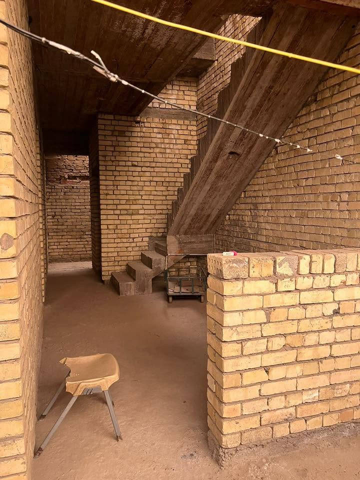 بيت للبيع في منطقة الشعلة قطاع ١٢ قرب جامع الجوادين  قطعة امامية مساحة ٨٠  متر هيكل فقط بدون تأسيس كهرباء او بواري فقط مجاري كاملة
يتكون من طابقين
الطابق الاول استقبال ومطبخ وغرفة نوم وحمام ومنور
الطابق الثاني حولي وغرفتين نوم وحمام+ بدون بيتونة
والباقي كما  موضح في  الصور 
السعر ١٢٠ وبي مجال 🩵
بيع مستعجل
للإتصال والاستفسار واتساب فقط
***********
