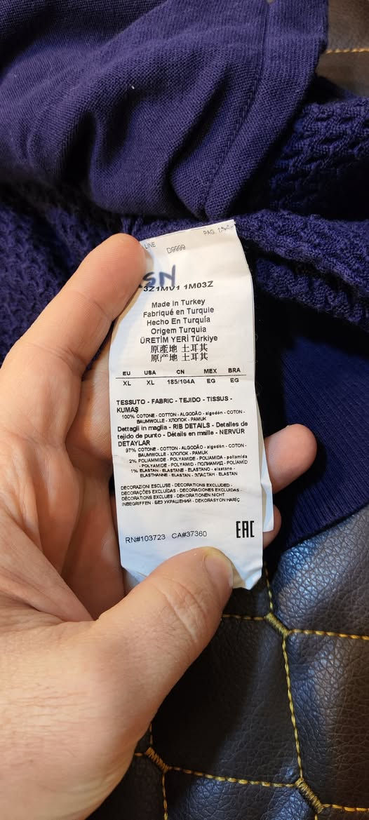 EMPORIO ARMANI ✔️✔️
100% باله اوربية اوريجنال 
النظافة تامة  
XL القياس 
64cm عرض الصدر 
يتوفر توصيل 6 الاف لجميع محافظات العراق 🚙


**إذا كنت صاحب هذا الإعلان وتريد حذفه لأي سبب، رجاءا أرسل رسالة إلى الدعم الفني**