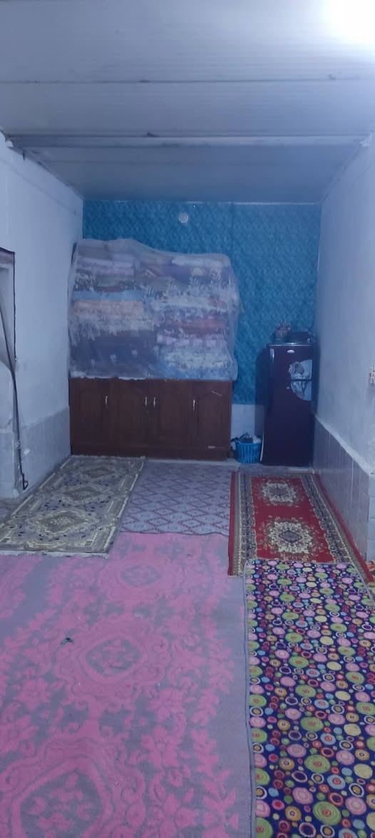 بيت للبيع نزله لواء حنين شارع الغريب ثالث بيت عن الركن. غرفتين نوم وصاله ومطبخ واستقبال وحمامين داخلي وخارجي  سقف سندويتش السعر 20 وبي مجال بسيط للأستفسار مراسله الصفحه او الاتصال على الرقم ‏‪0771 101 4851‬‏

