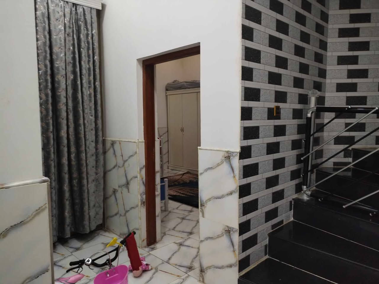 #بيت_للبيع في حي الكرامة، نهاية شارع العيادة إلى حي التضحية، الفرع الخامس عن شارع 60 الي بنهاية شارع العيادة..
#المواصفات:
- مساحة البيت: 200م طابو صرف... 
- طابق واحد بناء حديث درجة أولى..
- سنة البناء 2020
- يتكون من: غرفتين، صالة كبيرة، صالة صغيرة، ديوانية كبيرة، مطبخ حار وبارد، صحيات داخلية وخارجية، مناور اثنين، كراج، السطح شتايكر.. 
- شارع البيت: 10م
- جميع الخدمات متوفرة: ماء، كهرباء، مجاري، اسواق، مدارس ابتدائية ومتوسطة.
#السعر: 190 مليون
#مطلوب: 20 مليون للإسكان
#ينزلن من سعر البيت للي عنده كفيل ويريد يسدد ال 20 مليون للإسكان التسديد الشهري للإسكان 175 الف.
#للتواصل: خاص أو اتصال على الرقم *********** (يتوفر واتساب على نفس الرقم)."
