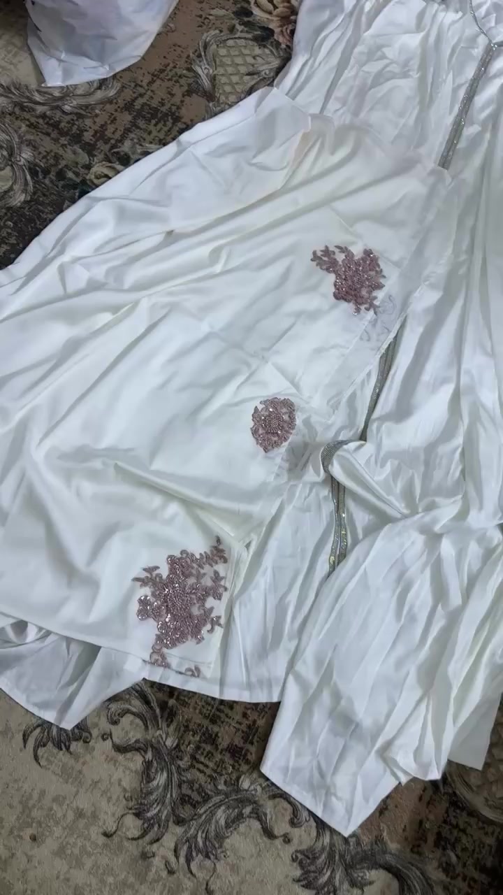 سعر القفطان 50
باقي الفساتين على 25 
مكاني بغداد 
جديد حتى مغسول لبسة وحدة نطافتهن 100‎%‎


**إذا كنت صاحب هذا الإعلان وتريد حذفه لأي سبب، رجاءا أرسل رسالة إلى الدعم الفني**