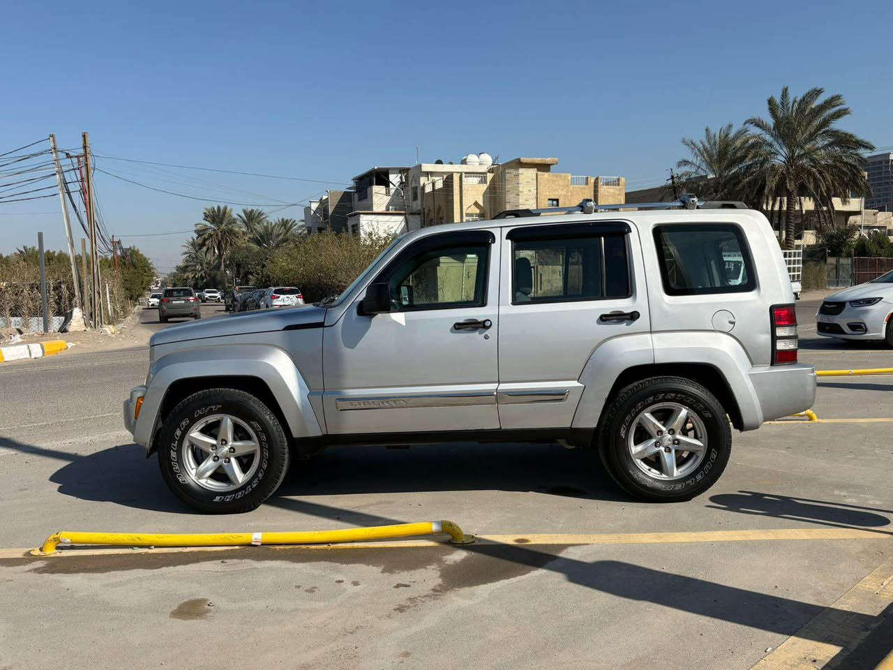 السلام عليكم Jeep لبرتي 🇺🇸2008 مكينة v6 3.7 السيارة ماشيه 86الف وماكو هيج ممشة بهيج موديل السياره جديده ومال بيت  جاهزة حادث امريكة تلث قطع بيبان صفحة السايق وامباوكين الجاملغ الخلفي هاي من امريكة الباقي كفالة  رايدها ب 105 ورقة مكاني بغداد للاستفسار*********** بغداد, العراق
