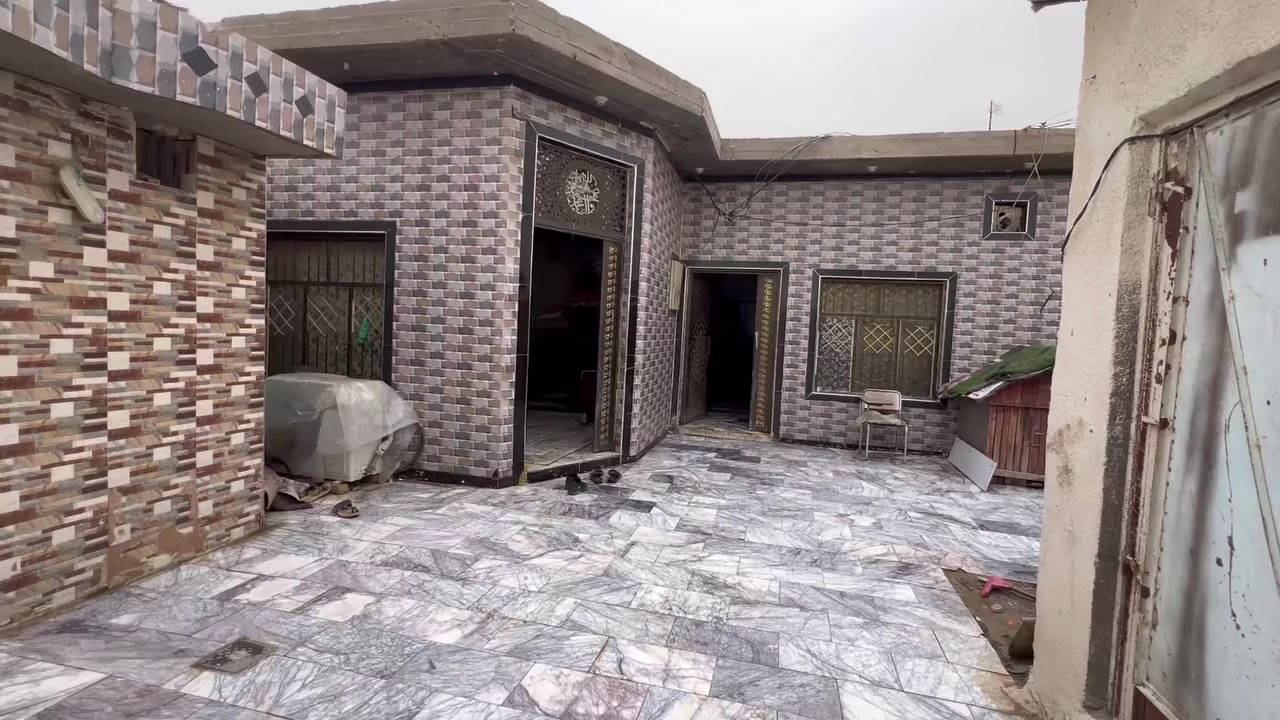 بيت للبيع في حي الحسن بناء حديث  مساحه 350 متر مسلح يحتوي عل 3اغرف مطبخ حار وبارد براني مع محل  بسعر مناسب 
للاستفسار مراجعه مكتب الكيان  ***********
