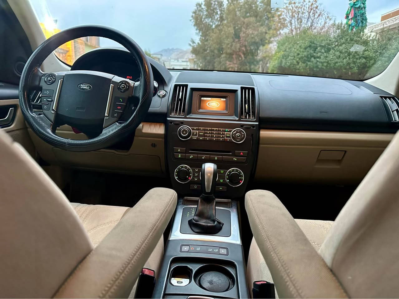 للاندروڤه ر ٢٠١٣ فول مواسه فات سفرى شه ريكه ى سه ردار بى بوياخ هيچى نيه سونه رم داناوه پانوراماو به سمه و فول فوله مه كينه ٤ پستونى توربويه به شه رته ١٣٤ هه زار روشتووه .
سه نه وى ته واو بووه به ناوى خومانه وه يه .
نرخى ١٢٦ 
*********** دار بنديهكان, السليمانية
