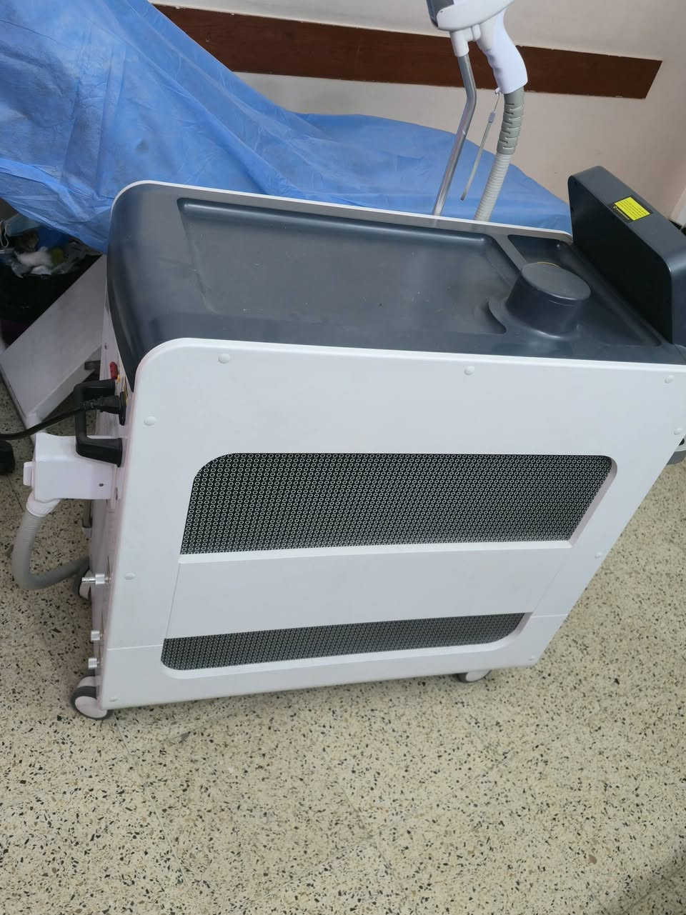 السلام عليكم 

متوفر جهاز ليزر كانديلا جنتل برو ماكس ثلجي للبيع 
استخدامه قليل والجهاز جديد 
وعدد ضربات مفتوح 
المهتم 
***********
