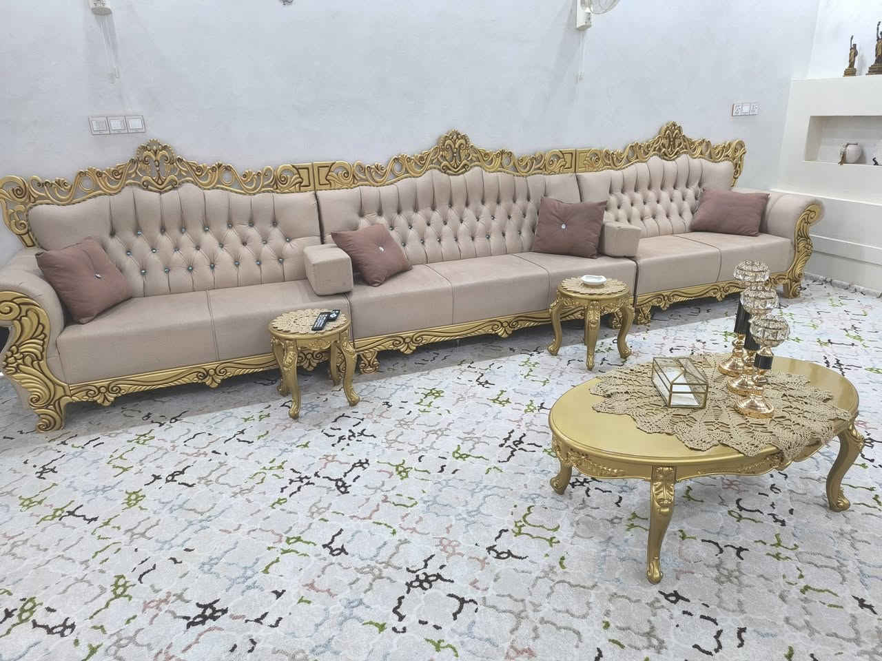 ديوان ملكي اخو الجديد  نضيف جدا مع٤طبلات صغيره و١وسطيه ماخذيه مليونين السعر الحالي مليون..المكان ناصريه الموحيه..للاستفسار ***********
