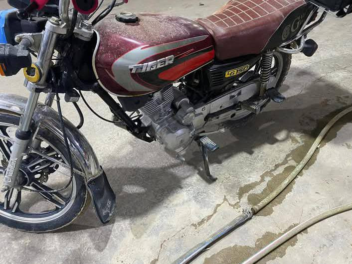 سلام عليكم 
سيفان للبيع 
مفتوحه بس اذا شوفها ما بين مفتوحه 
+ المكينه خرسه
بيها نقوصات خفيفه
سعر 400 وبيها مجال اوك ***********
