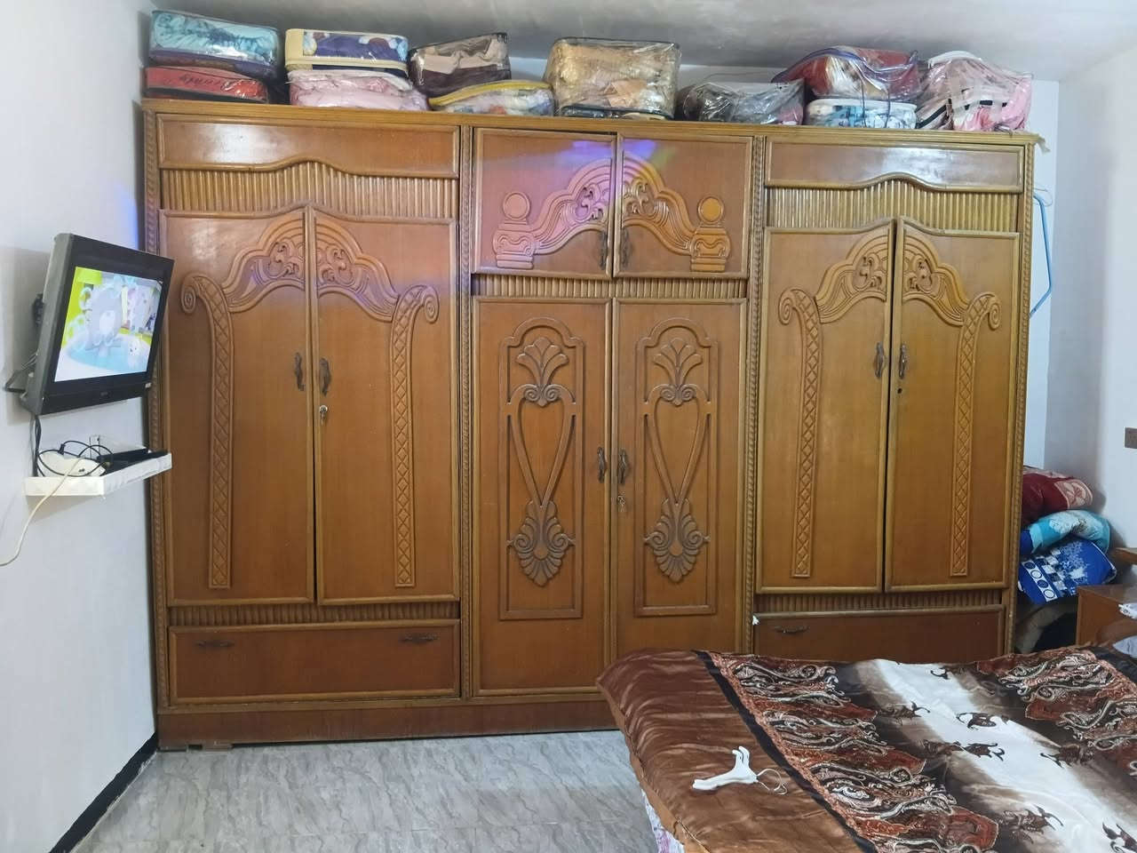 غرفه نوم للبيع خشب عراقي السعر ٣٠٠ وبيها مجال بسيط  تواصل على الرقم*********** يوجد توصيل بكروة
