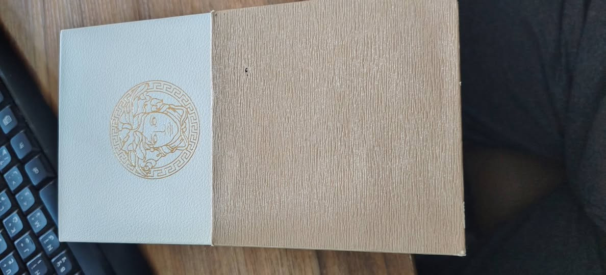 ساعه اصليه 100%100 افحص وين متحب سعرها مناسب مكاني نجف الساعه سعرها مناسب كلش  2100000 بلوكاله
ساعة فيرساتشي VE1D01620 أيون للرجال بقطر علبتها 45 مم. زجاجها الياقوتي متين ومقاوم للخدش، مما يوفر حماية ممتازة من الخدوش والتلف. تعمل الساعة بحركة سويسرية عالية الجودة، موثوقة وموفرة للطاقة، ما يضمن لك الاستمتاع بساعات فيرساتشي لفترة طويلة.


**إذا كنت صاحب هذا الإعلان وتريد حذفه لأي سبب، رجاءا أرسل رسالة إلى الدعم الفني**