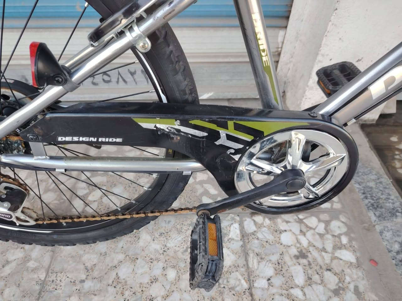 السلام عليكم ورحمة الله وبركاته
بيسكل موديل كيمو حجم ٢٤
باله ياباني النضافه فول وضع حاويه
ماركه ( DRIDE )
يده كير ٦ نمر شيمانو اصلي
داينمو امامي ثلجي شغال 
السعر ( 100 الف)
لون ميمز رصاصي  مختم 
كشن اصلي ماركه تايرات بلادي
قفل خلفي اصلي شغال
عنوان المحل بغداد شارع الفلاح
هاتف ***********
الاستفسار واتساب
