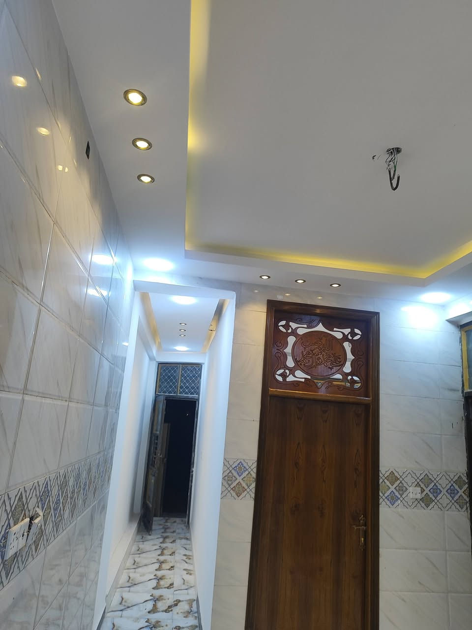 السلام عليكم بيت للبيع بالبكرلي طابو زراعي سند 25 خلف جامع سلمان المحمدي
مساحه البيت 100 متر بناء 2025 

يحتوي على غرفه واستقبال وكلدور ومطبخ وحمام وصحيات خارجي وداخلي ومناور ثنين الغرفه كبيره البيت كامل على اخر شي 

البناء طابو صب كونكريت مسلح 

////////******//////////

السعر المطلوب 91 مليون وبي مجال 

///////

لليرغب بالشراء مراجعة مكتب عقارات حسين المعموري 

الكائن في البكرلي قبل جامع سلمان المحمدي او مقابيل الطاقه الكهربائيه 

او الاتصال على الرقم *********** حسين المعموري
