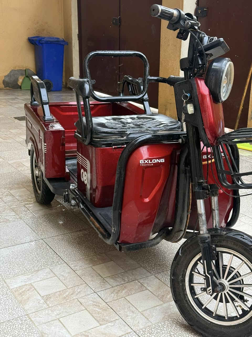 السلام  عليكم  دراجه شحن للبيع  ال لون احمر سرعه 50 ثلاث نمر بطاريات خمسه دبل نضيفات مبدل جديد نظام بك رجوع للخلف العنوان موصل حي الكرامه قرب محطه تاج نينوى.       رقم التلفون ***********
