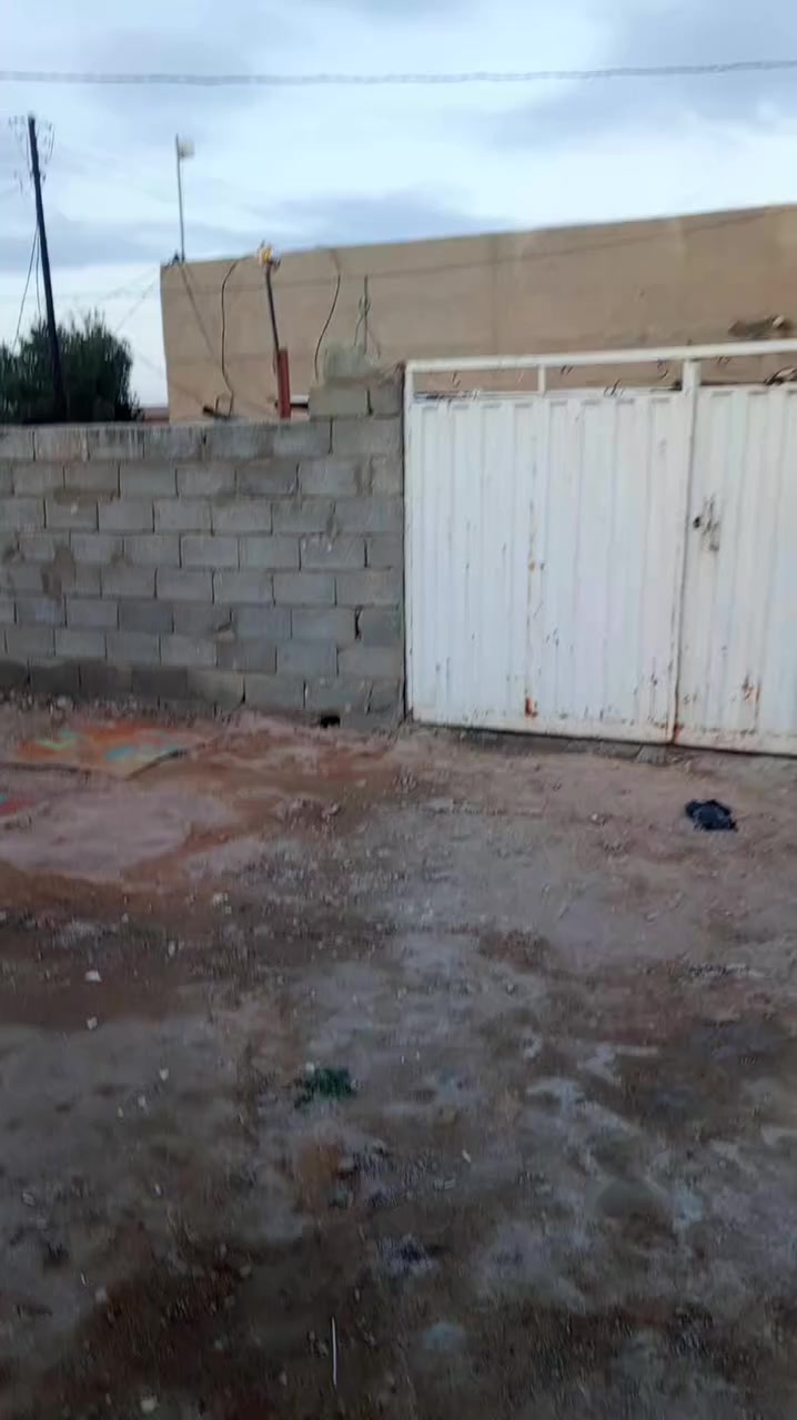 سلام عليكم بيت للبيع مساحه 300 متر بالنجف الاشرف على شارع كربلاء نجف بيت غرفتين وصاله ومطبخ بمساحه حوش كبيره  يشتري يراسلني على الرقم هذا***********
