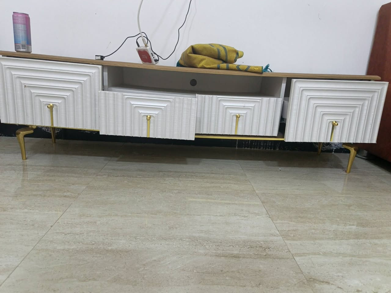 ميز تلفزيون صاج  للبيع
استعمال شهر فقط 

للاستفسار رقم الهاتف  ***********

