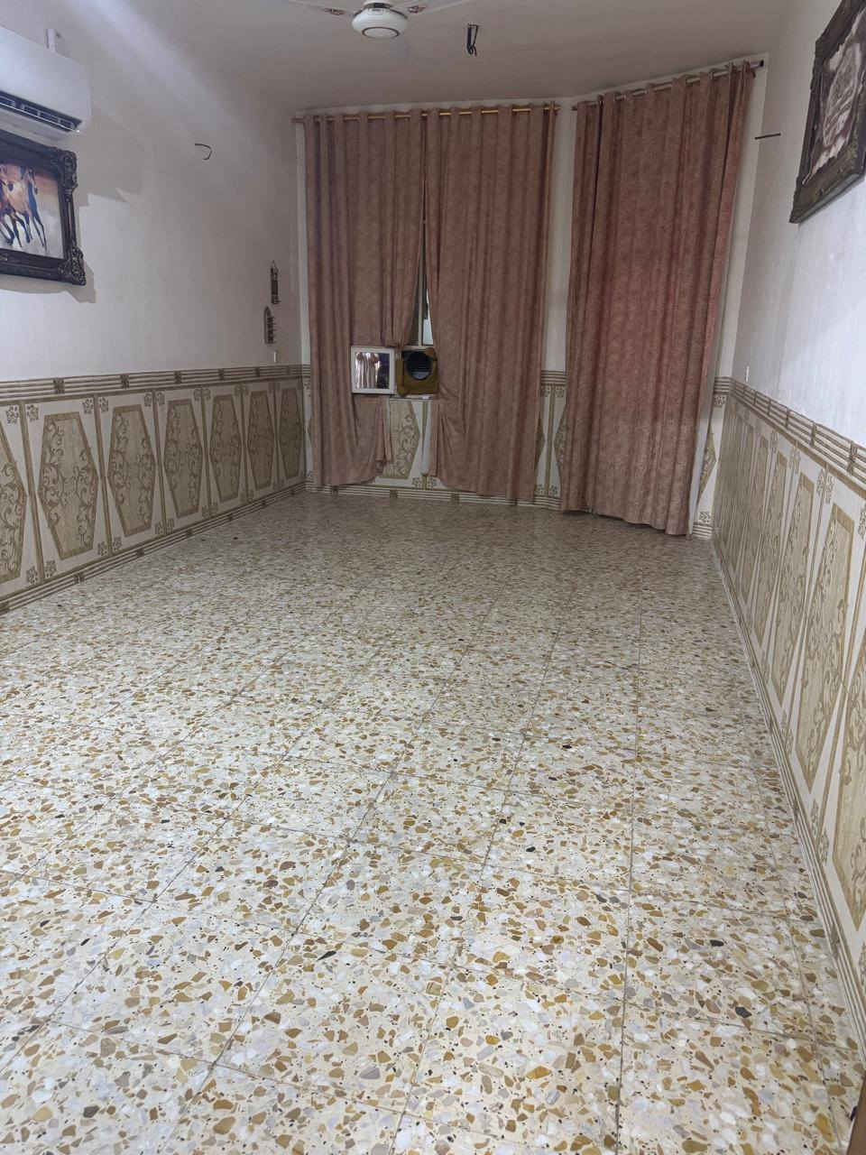 بيت البيع في منطقة ركيه وفاضل
يحتوي عل 3غرف نوم وصاله واستقبال ومطبخ وكراج وحديقه واضافه الى ترك داخلي وصحيات 2 وسطح كبير  الاستفسار ***********.
