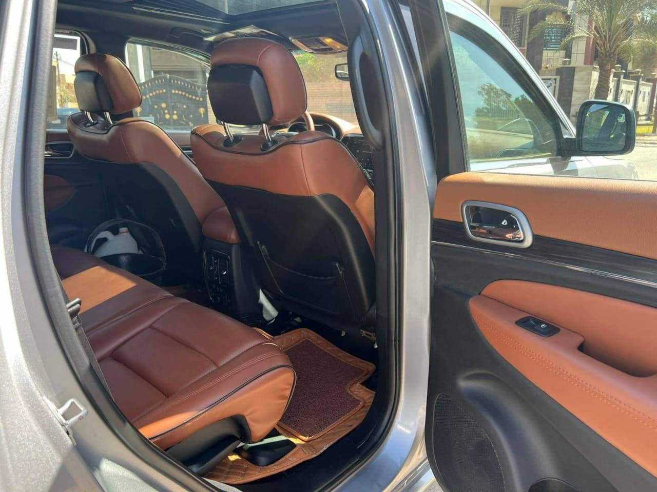 جيب كراند شيروكي ..الفئة لمتد 
اللون سلفر 
موديل 2019
ماشية 62 الف ميل
محرك 6 سلندر 
كير 8 نمر
السقف بانوراما 
الداخل جلد اوفرلاند جوزي 
مقاعد تدفئة تبريد 
جنطة كهرباء
 حساس خلفي وكاميرا 
شاشة كبيرة لمس
تاير ويل 20 سبايدر
باتري جديد قبل شهر 
مع فتحة وفيول بمب جديد
راديتر واتربمب ماء و فريز تبريد جديد

السعر 20 الف مع المجال وبعض الملاحظات
***********
بغداد الكرخ
