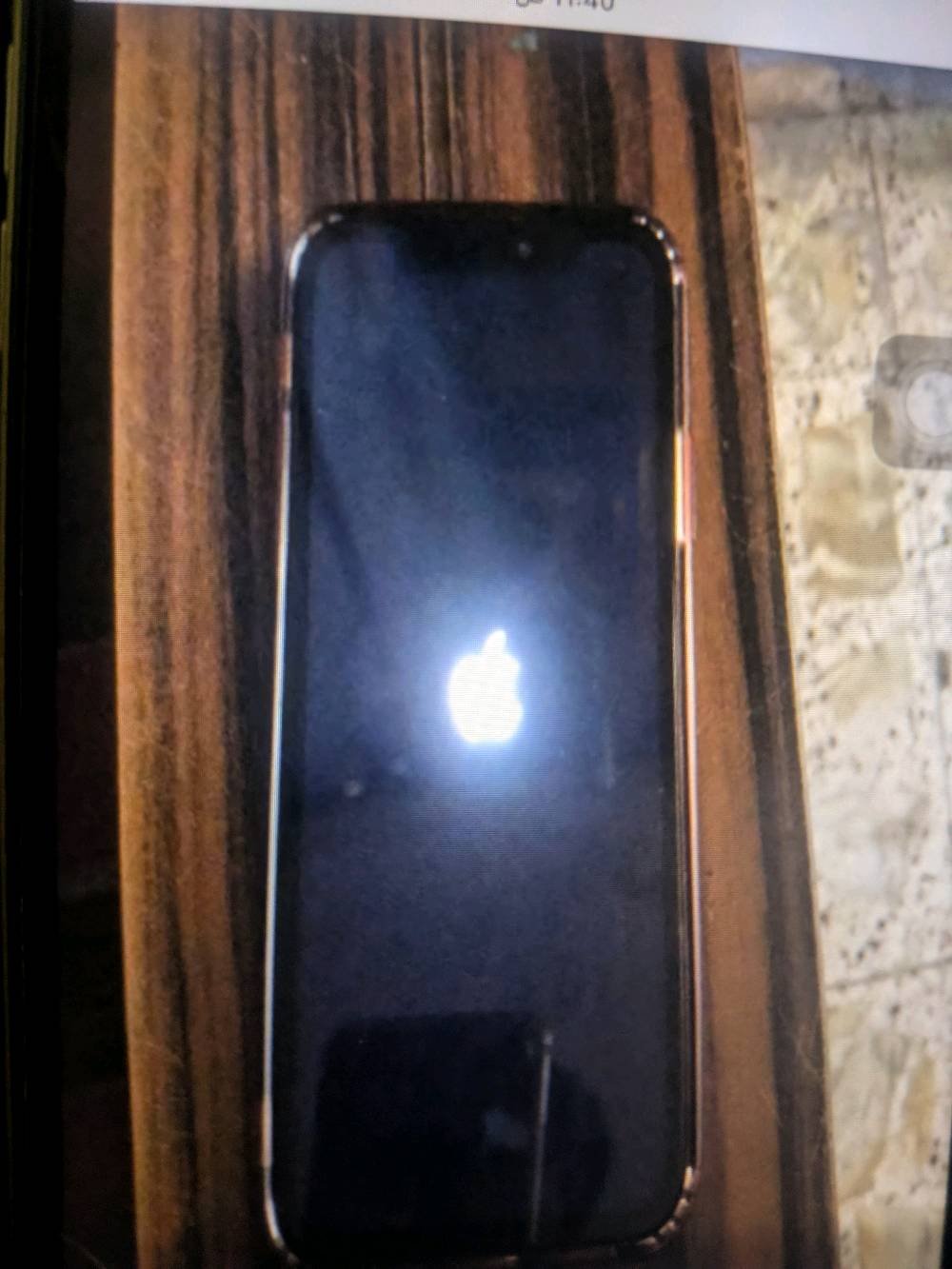 أعرض جوال آيفون مع غطاء باللون الأحمر بحالة جيدة. السبب للبيع هو الانتقال إلى جهاز جديد. الجوال يأتي مع جميع الملحقات الأصلية وقابل للتفاوض على السعر. بلايستيشن 4 أيضًا متوفرة للبيع، تضم وحدتين تحكم وألعاب متعددة مثل GTA V. العرض يشمل جميع الأسلاك والملحقات الضرورية لبدء الاستخدام مباشرة.