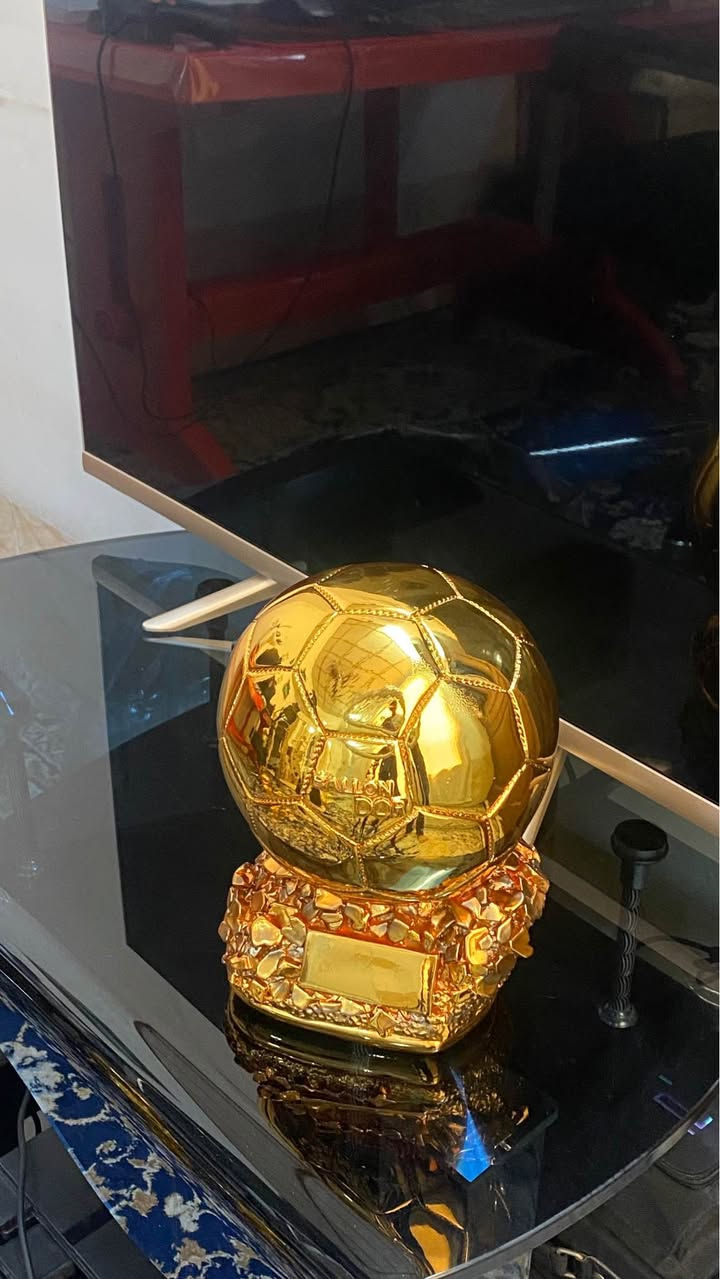 💰 فرۆشتن کۆمەڵێک بەرهەمی وەرزشی بۆ ڕازاندنەوەی ماڵ یان ژووری وەرزشی.

🏆 کەلوپەلەکان بریتین لە:
•  جامی جیهانی (فیفا) 1 دانە🥇
•  تۆپی زێڕینی (بالۆن دۆر) 1 دانە🥇
•  پێڵاوی زێڕینی 1 دانە🥇
•  دەستکێشی زێڕینی 1 دانە🥇
•  جامی خولی پاڵەوانەکانی ئەوروپا 1 دانە🥇
• 20 دانە مەدالیای جۆراوجۆر🎖️

🎯 هەموو پارچەیەک بۆ دیزاین و جوانی ماڵەوەتە، واڵا و ڕووناکییەکی تایبەت بە ژوورەکەت دەبەخشێت.

📦 نرخ بە تەواوەتی (بە کۆمەڵ): 130 هەزار دینار
🔹 نرخ بە دانەیی (تەنها بە کۆمەڵ نافرۆشرێت): 30 هەزار دینار بۆ هەر پارچەیەک

💵 نرخەکە معامەلەی تێدایە.
📲 بۆ کڕین، نامە بنێرە یان پەیوەندی بکە.
—————

💰 للبيع مجموعة رياضية فاخرة لتزيين المنزل أو غرفة الرياضة.

🏆 القطع المتوفرة:
•  تمثال كأس العالم 1🥇
•  تمثال الكرة الذهبية 1🥇
•  تمثال الحذاء الذهبي 1🥇
•  تمثال القفاز الذهبي 1🥇
•  تمثال كأس دوري أبطال أوروبا 1🥇
•  20 ميدالية متنوعة🎖️

🎯 جميع القطع مصممة للديكور والزينة، تضفي لمسة أنيقة ورياضية على غرفتك.

📦 السعر (كامل المجموعة مرة واحدة): 110 ألف دينار فقط
🔹 السعر للقطعة الواحدة (إذا بعت كل قطعة على حدة): 30 ألف دينار

💵 السعر بيها مجال و مفاوضة.
📲 للشراء، راسلني الآن. أربيل, العراق


**إذا كنت صاحب هذا الإعلان وتريد حذفه لأي سبب، رجاءا أرسل رسالة إلى الدعم الفني**